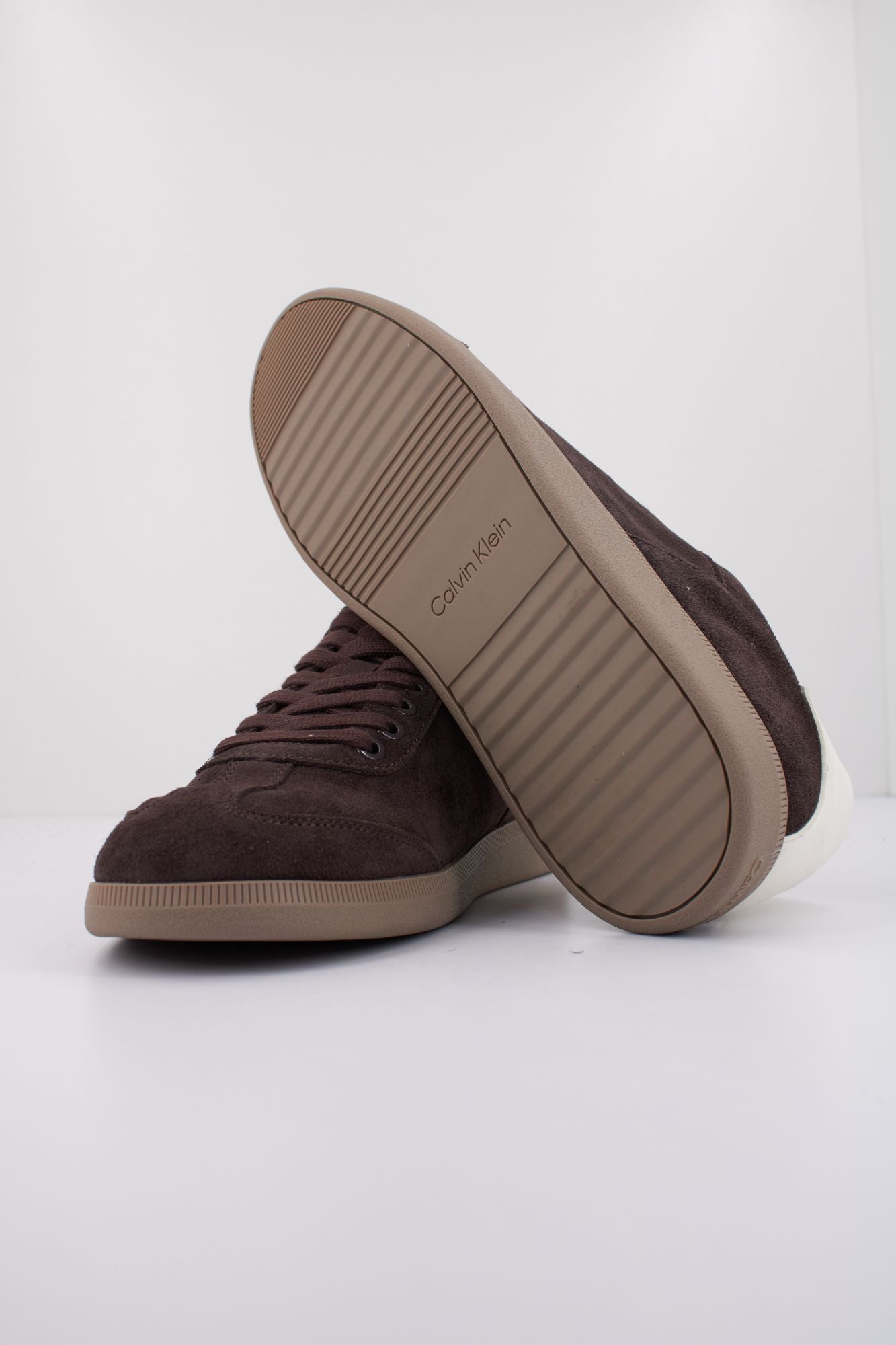 CALVIN KLEIN  LOW CUPSOLE LACEUP SU  en color MARRON (5)