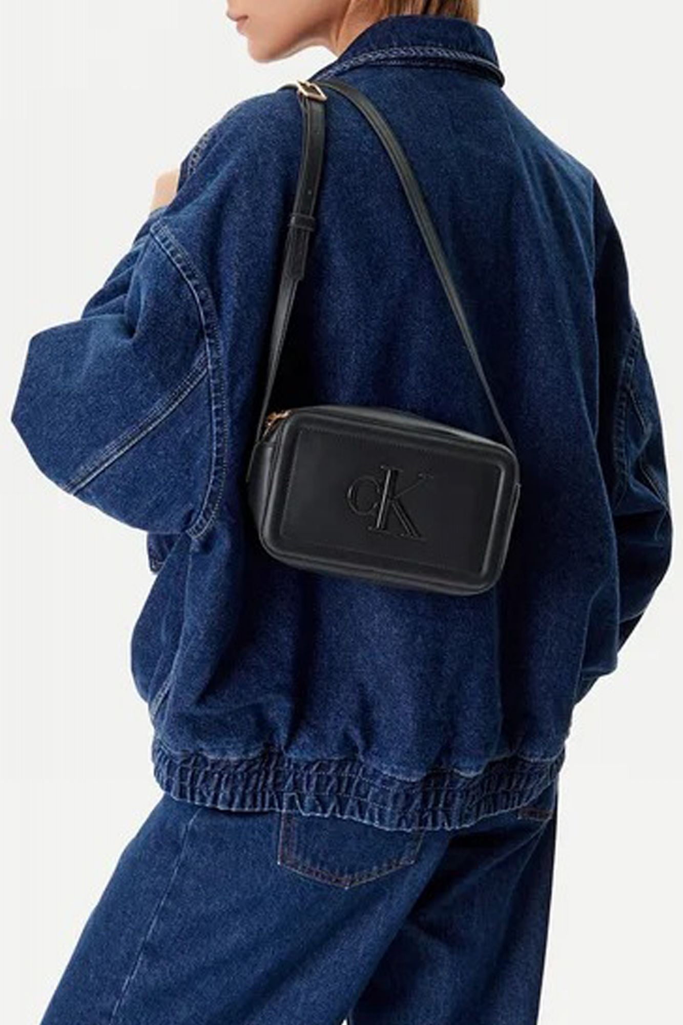 CALVIN KLEIN RAISED CK CAMERA BAG en color NEGRO (4)