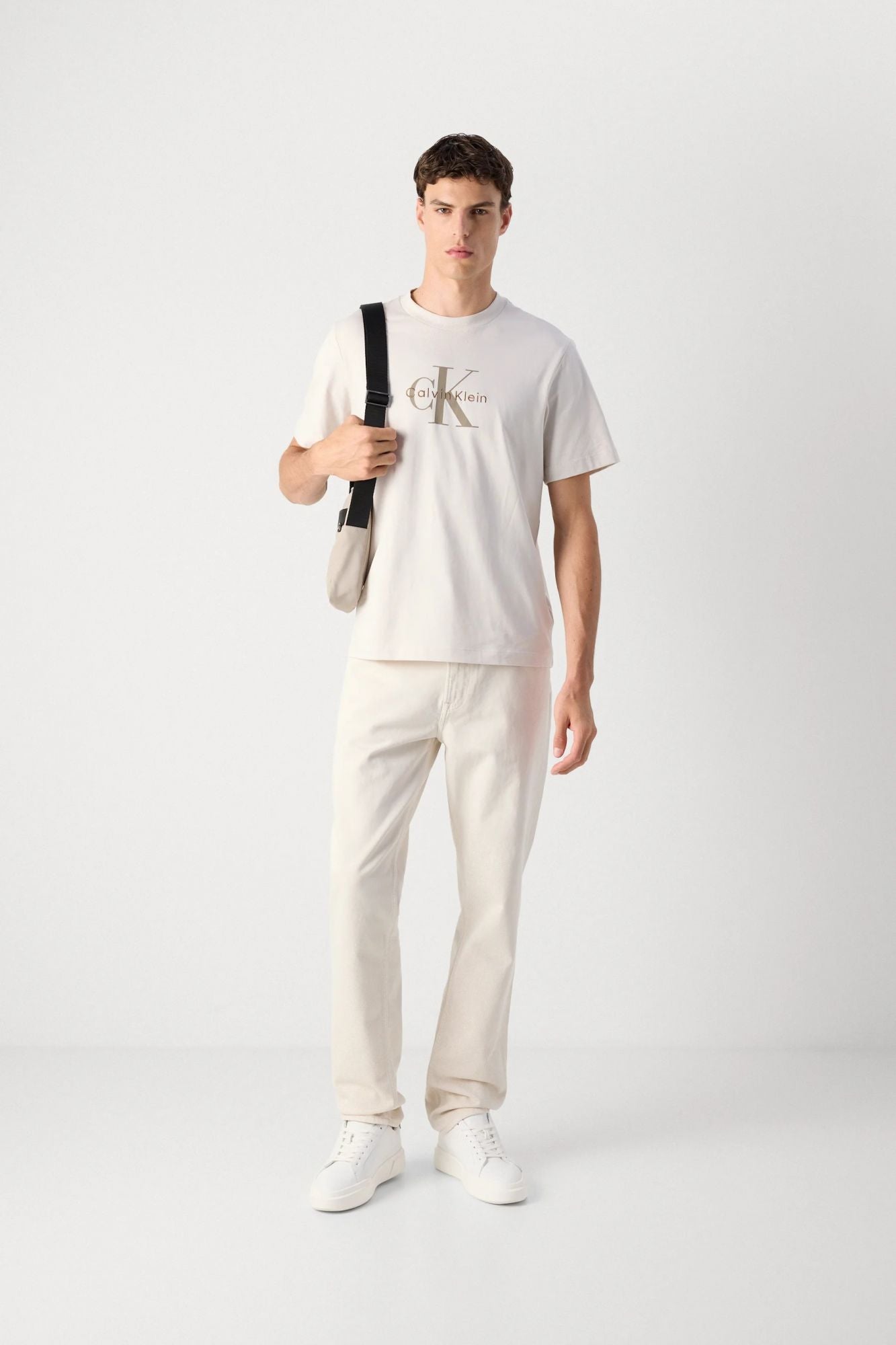 CALVIN KLEIN HERO MONOLOGO TEE 20S en color BLANCO (4)
