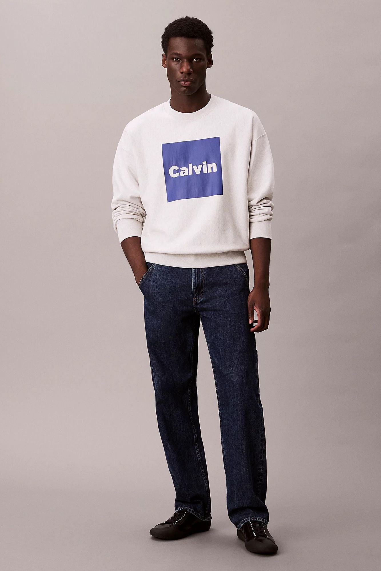 CALVIN KLEIN FLEECE LOGO GRAPHIC SWEATSHIRT en color GRIS (4)