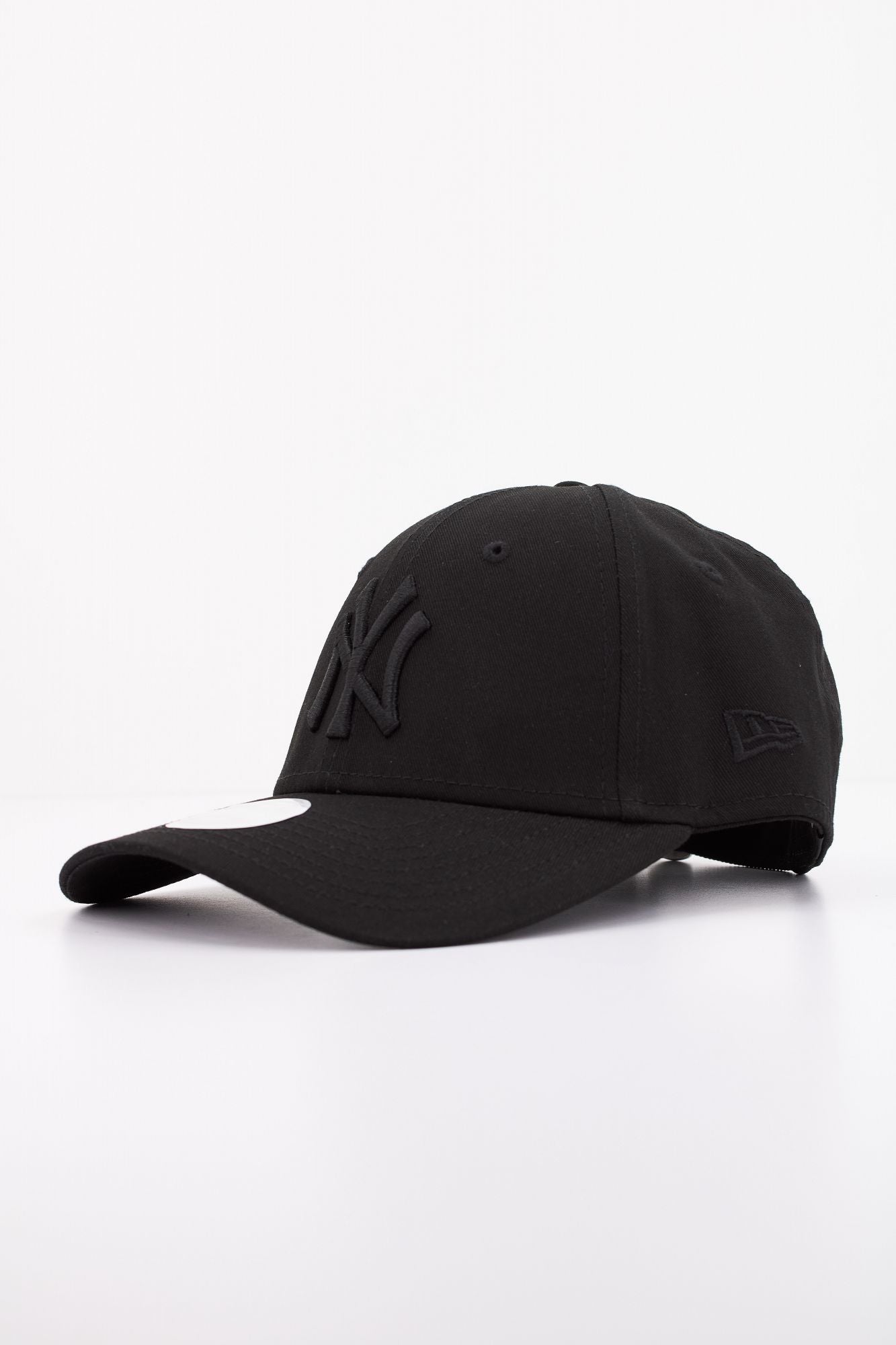 NEW ERA ESSENTIAL 940 WMNS NEYYA en color NEGRO (2)