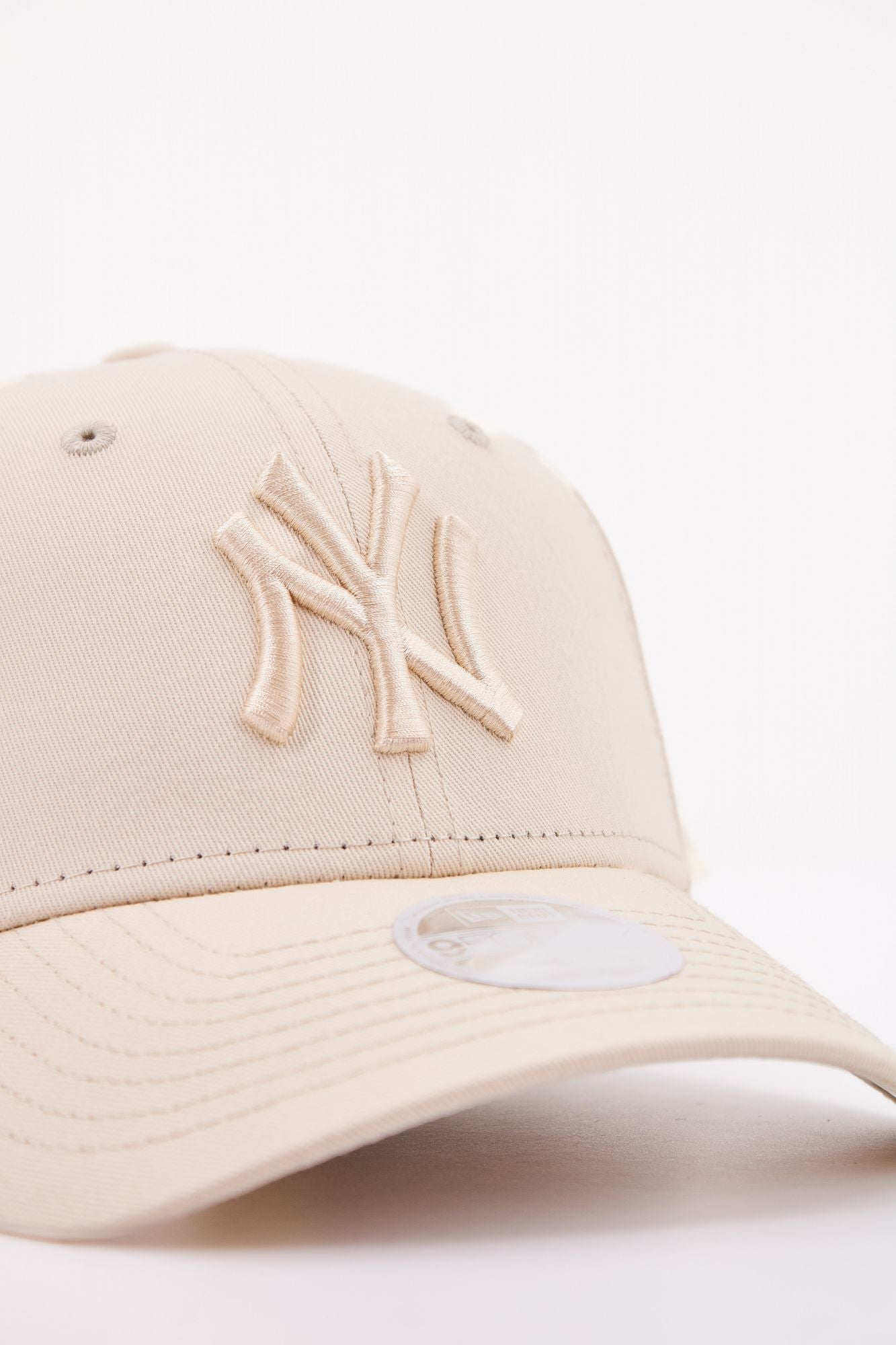 NEW ERA  WMNS TONAL 9FORTY en color BEIS (4)