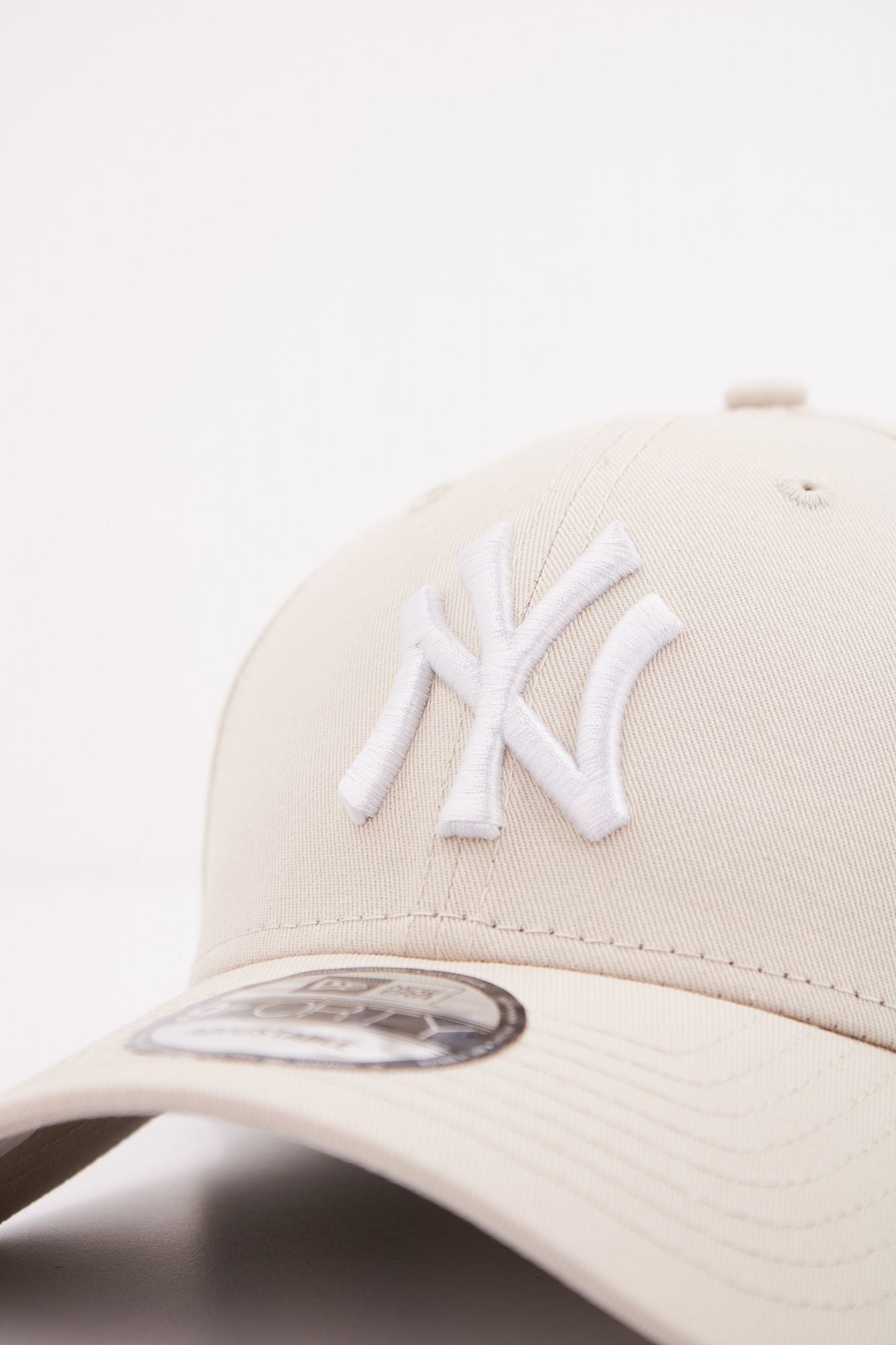 NEW ERA  NOS LEAGUE ESS en color BEIS (4)
