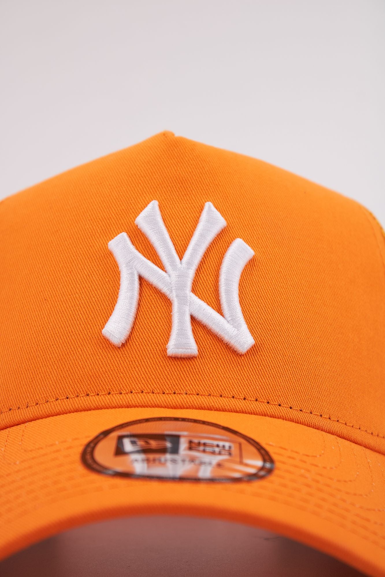 NEW ERA LEAGUE ESS  TRUCKER OSFM en color NARANJA (4)