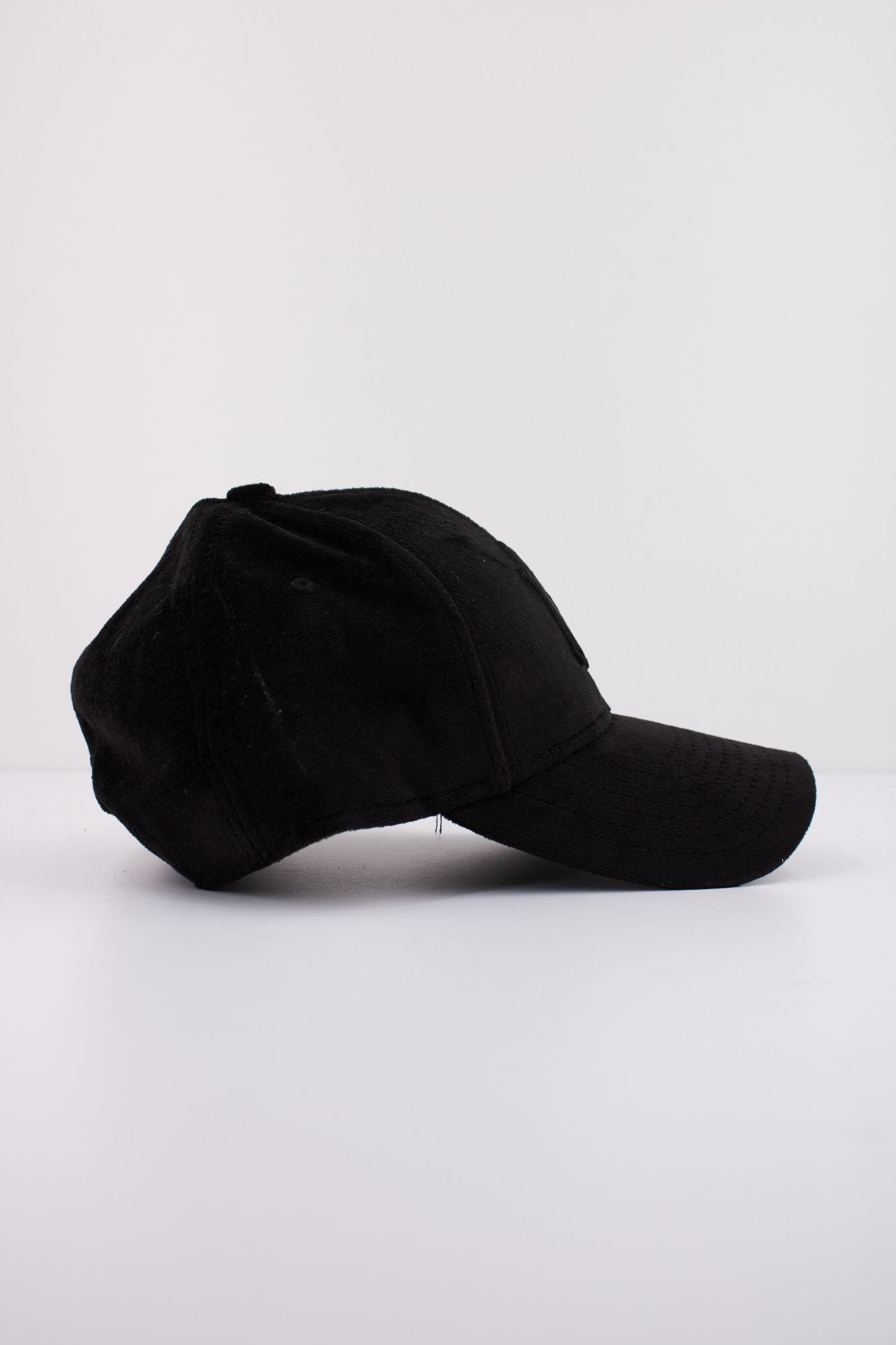 NEW ERA VELOUR 9FORTY OSFM en color NEGRO (2)