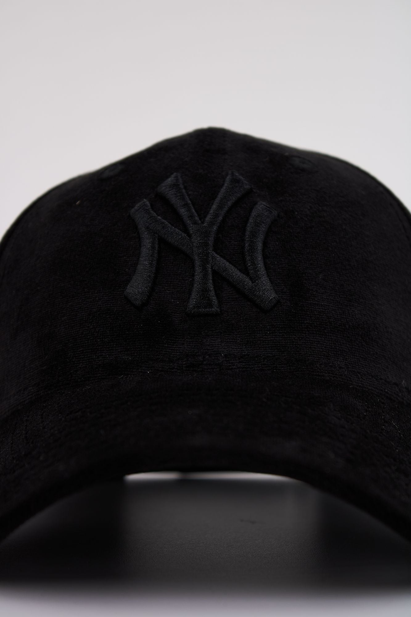 NEW ERA VELOUR 9FORTY OSFM en color NEGRO (4)