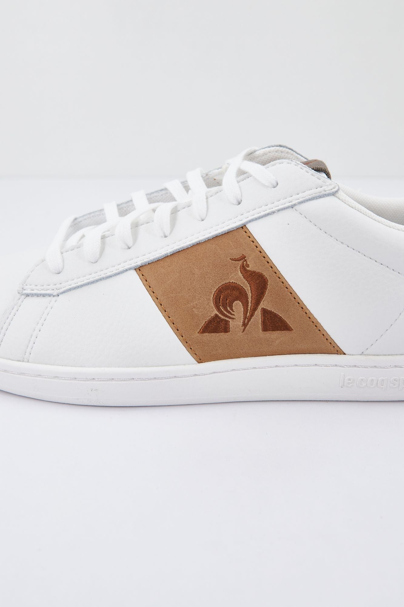 LE COQ SPORTIF  COURTCLASSIC WORKWEAR LEAT en color BLANCO (3)