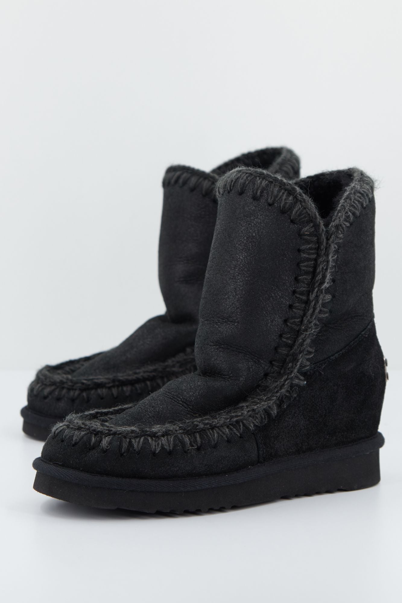 MOU ESKIMO INNER WEDGE SHORT en color NEGRO (1)