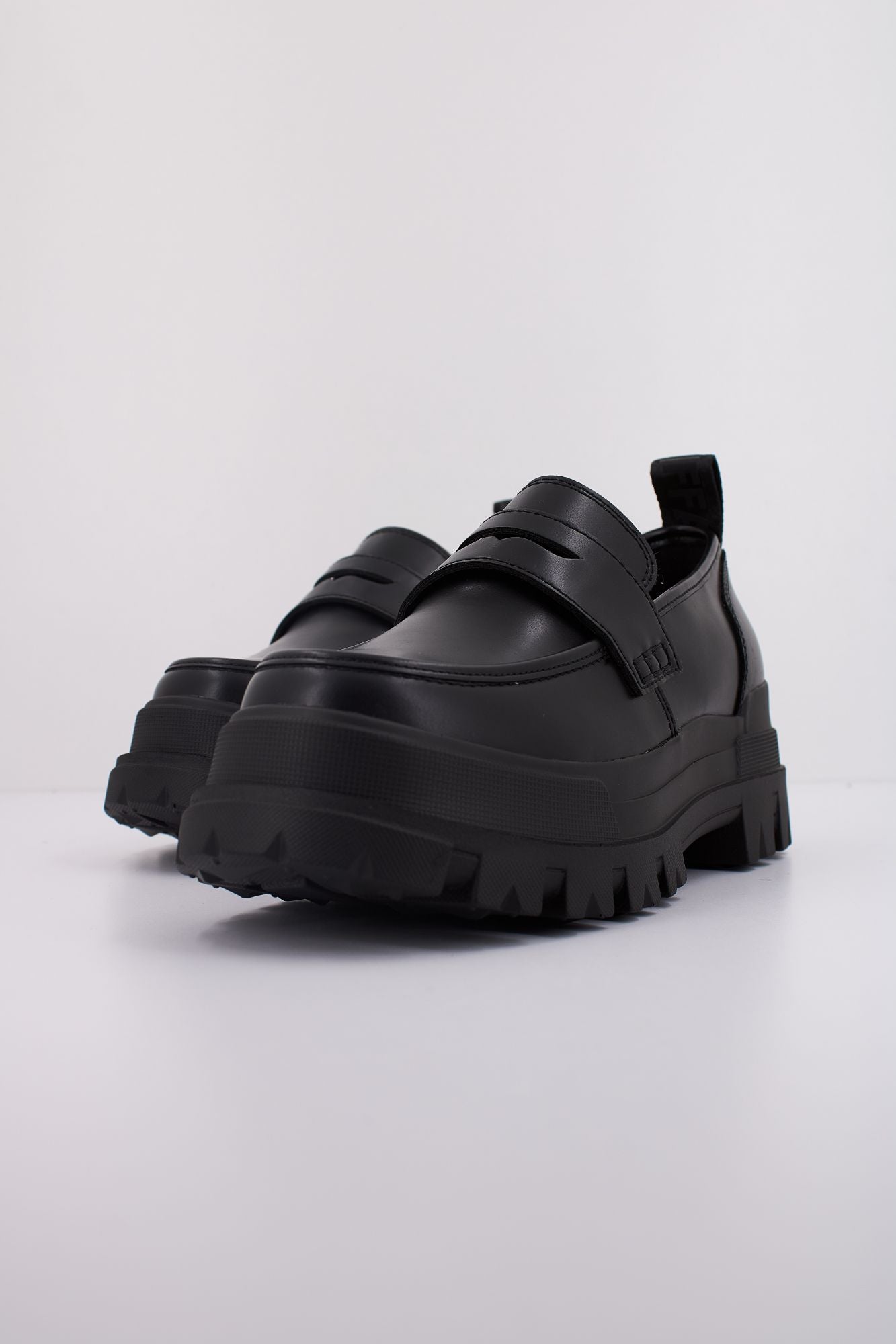 BUFFALO ASPHA LOAFER  en color NEGRO (2)
