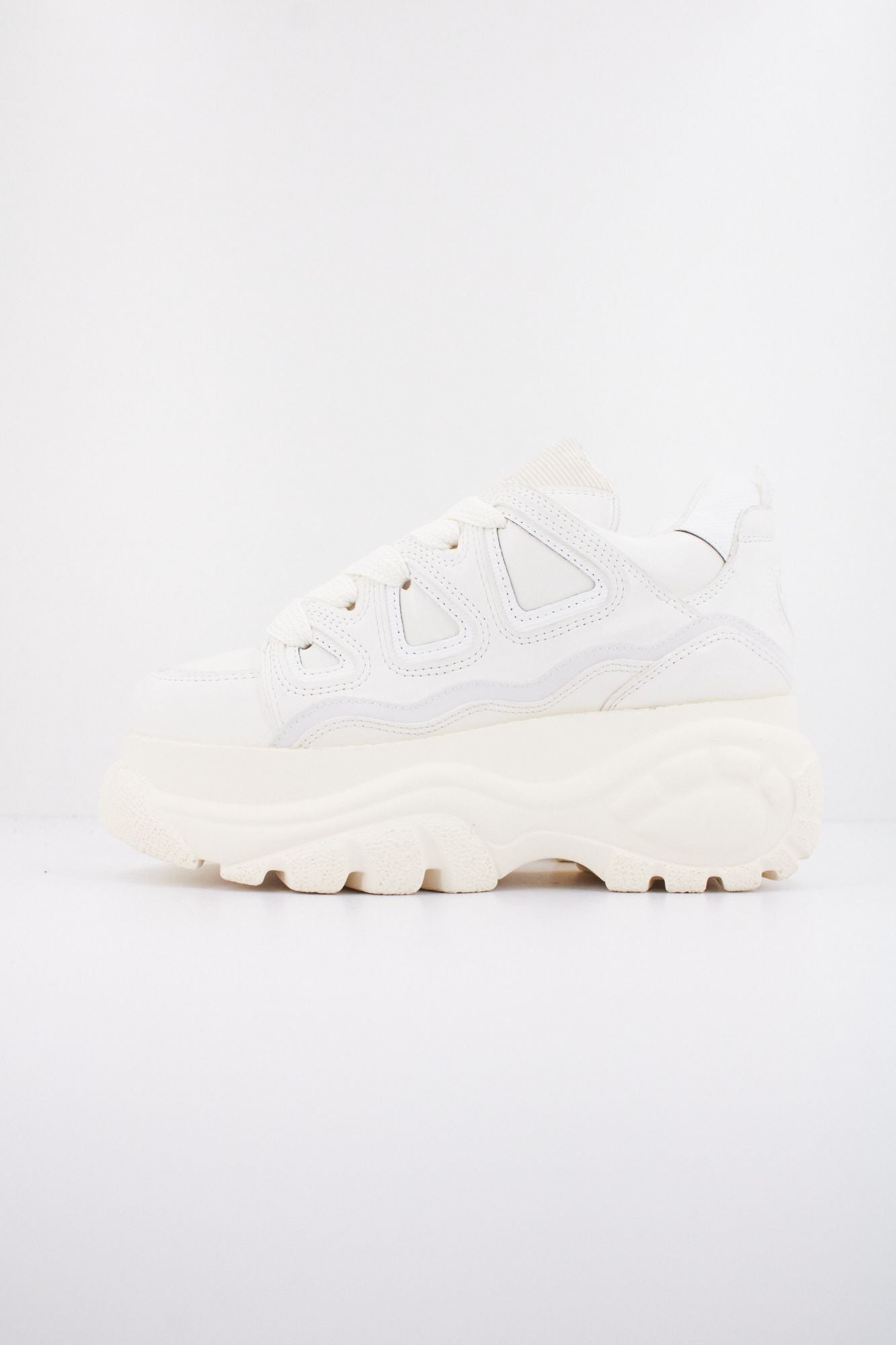 BUFFALO SK8-HI PLATFORM en color BLANCO (1)