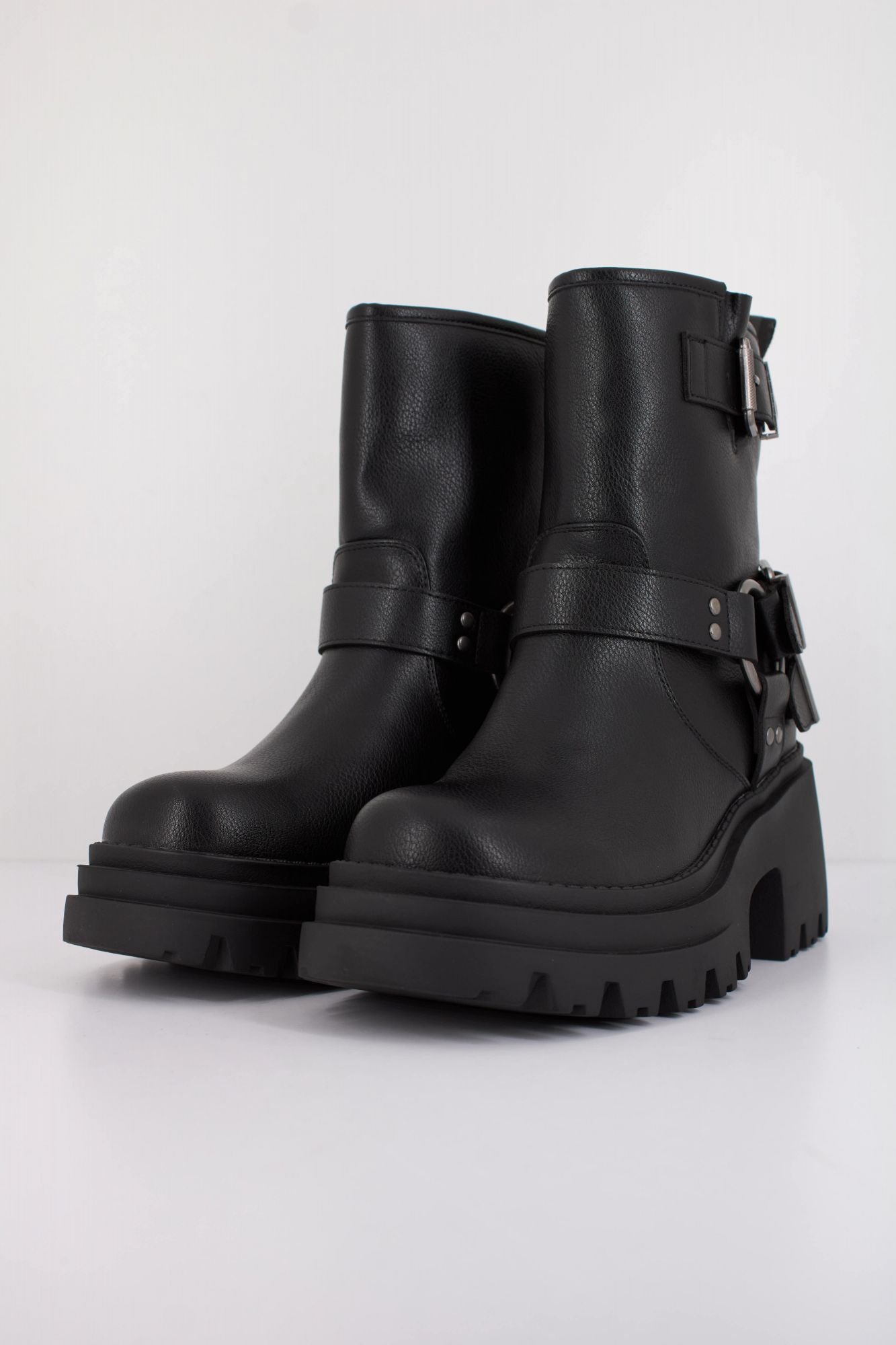 BUFFALO BRAVR BIKER LO en color NEGRO (2)