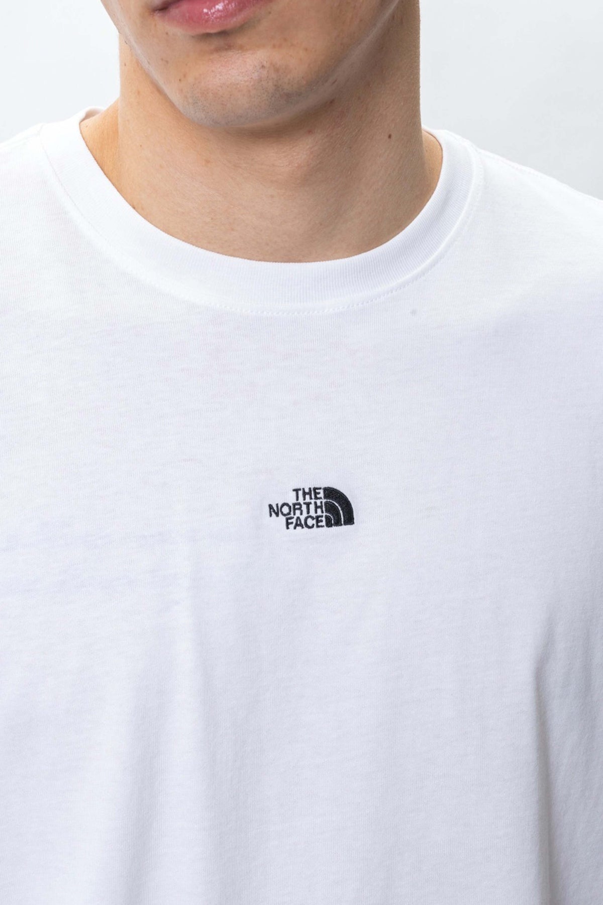 THE NORTH FACE CAMISETA M ESSENTIAL L en color BLANCO (4)
