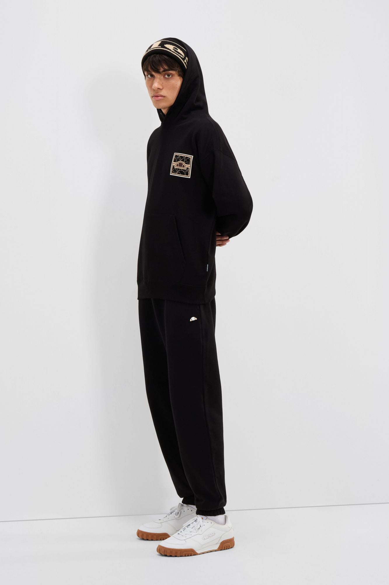 ELLESSE BARELI HOODY en color NEGRO (4)