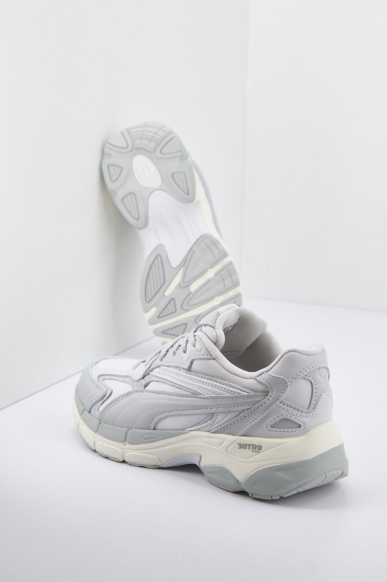 PUMA TEVERIS NITRO en color GRIS (4)