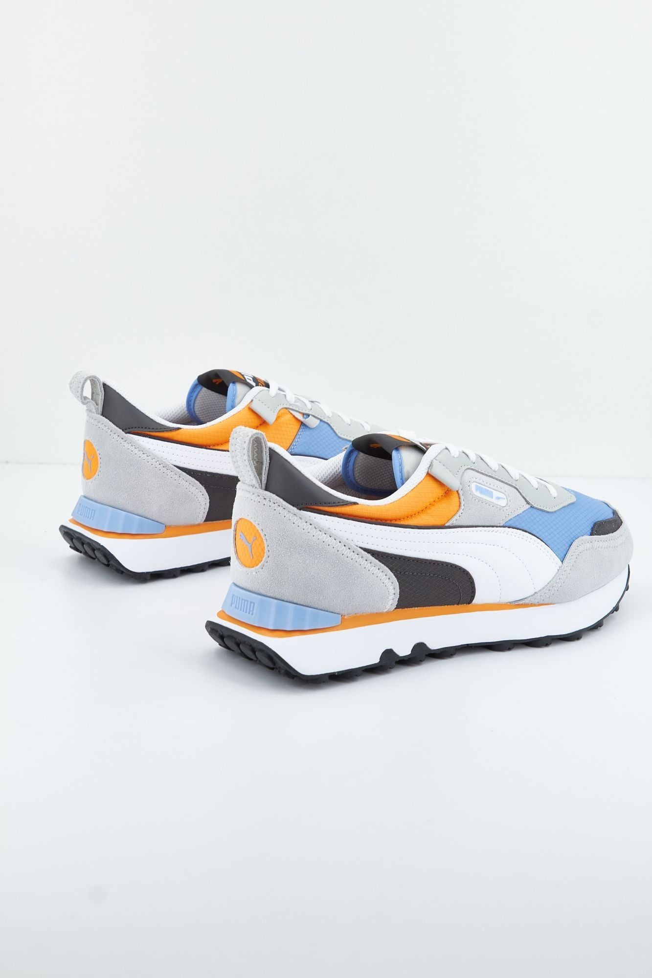 PUMA RIDER FV FUTURE VINTAGE  en color GRIS (2)