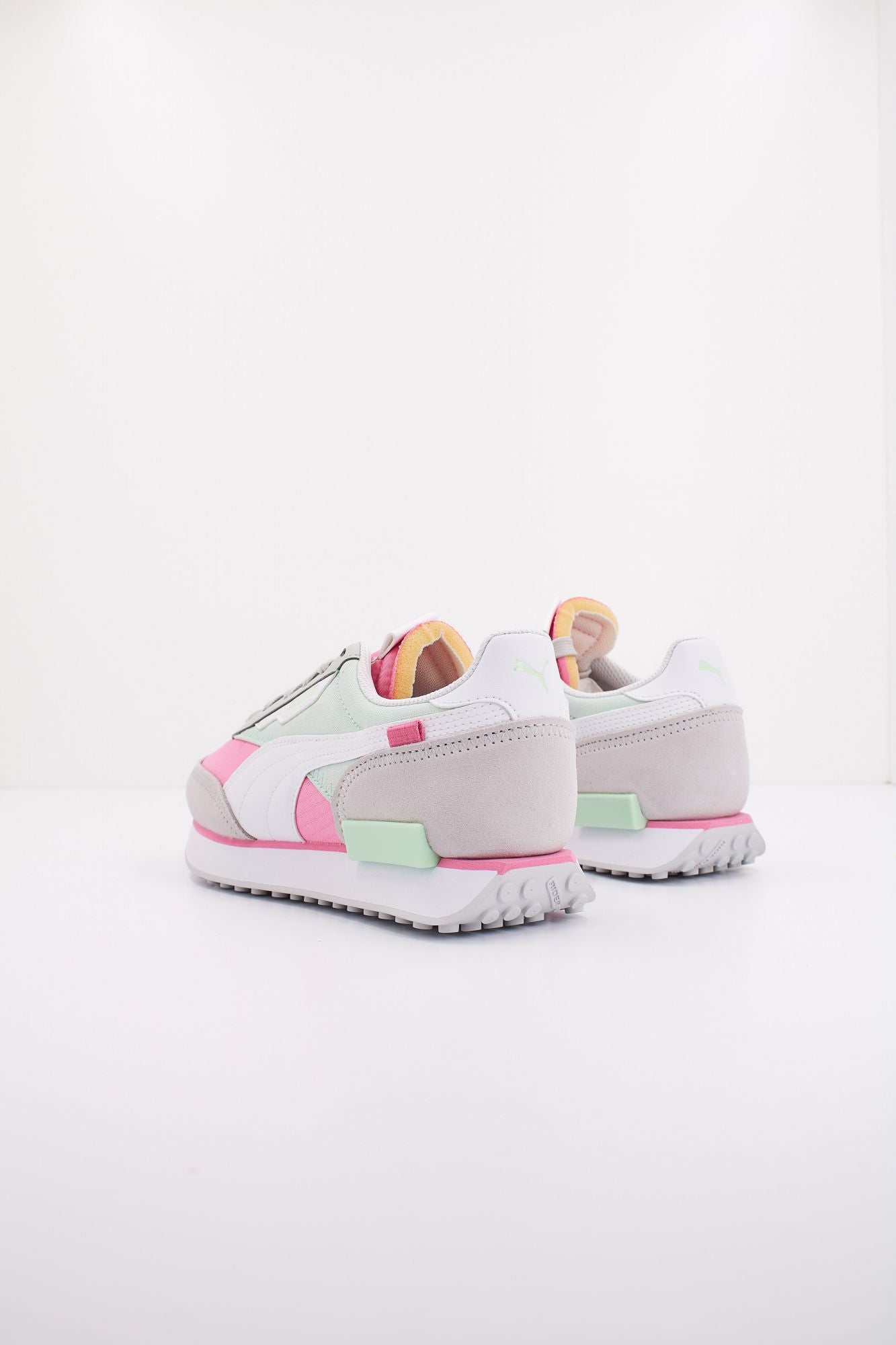 PUMA FUTURE RIDER PLAY ON en color ROSA (3)