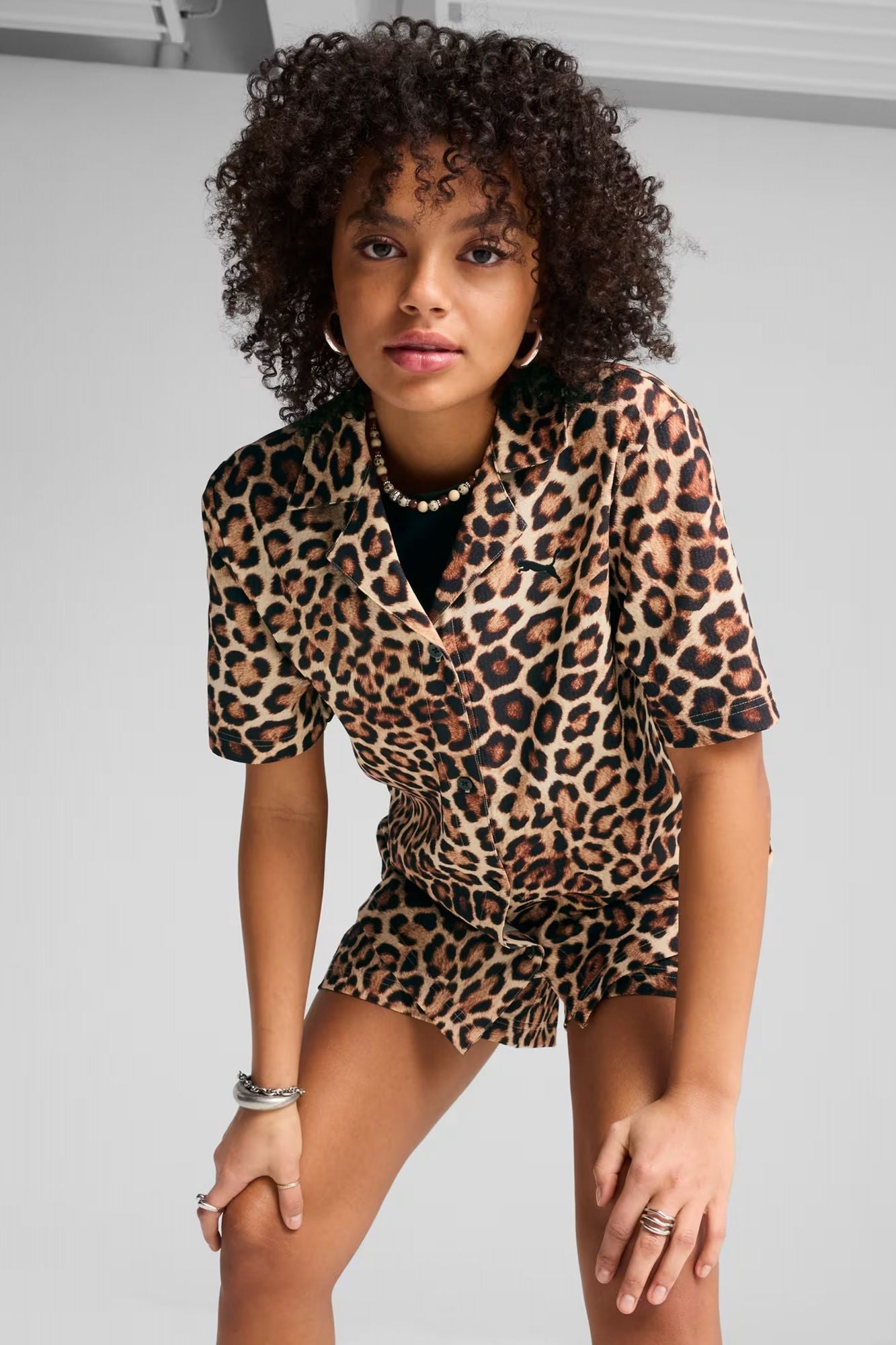 PUMA  LEO LUXE RELAXED AOP SHIRT en color ANIMAL PRINT (1)