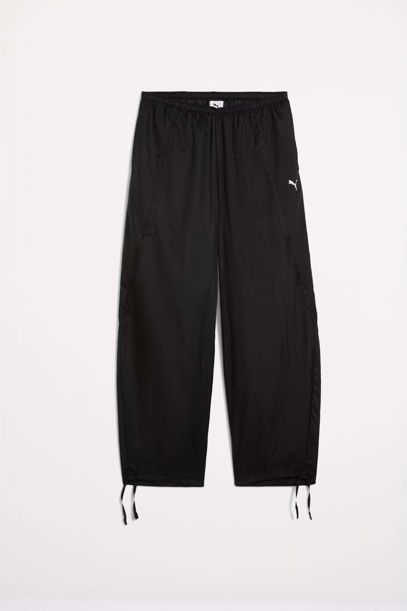 PUMA  DARE TO WOVEN PANTS  en color NEGRO (2)