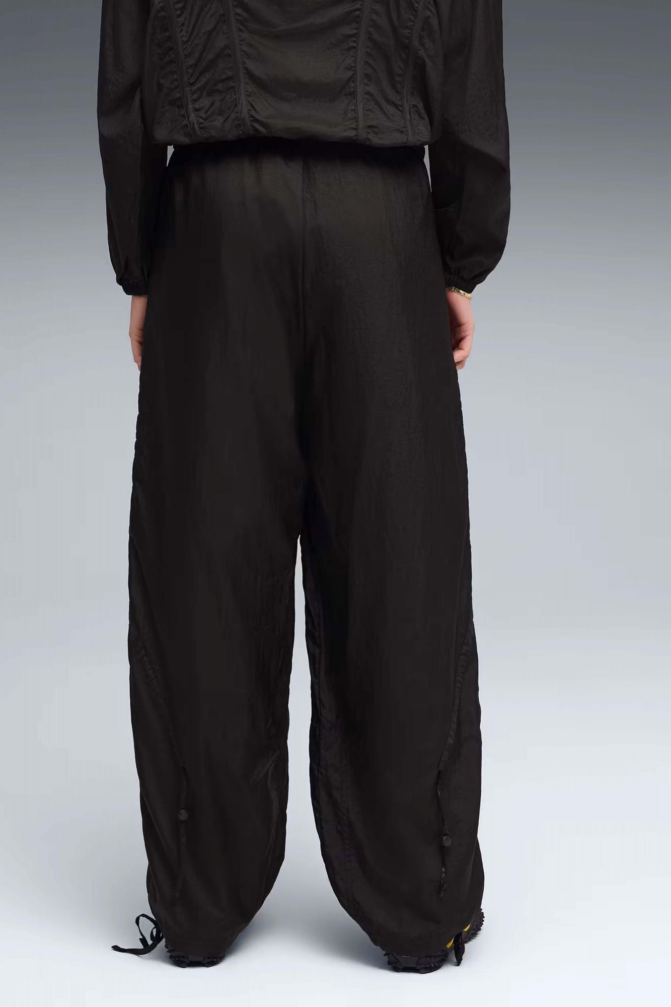 PUMA  DARE TO WOVEN PANTS  en color NEGRO (3)