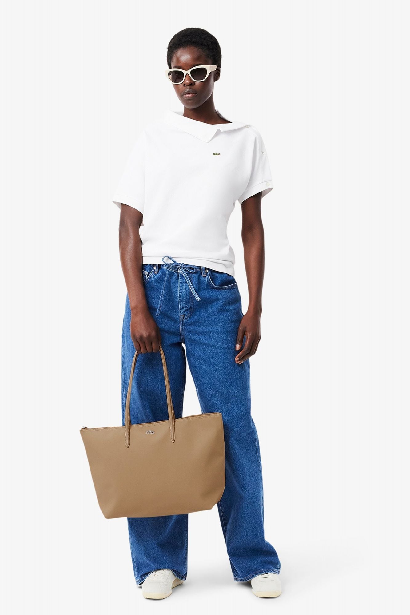 LACOSTE  LARGE COATED CANVAS TOTE en color MARRON CLARO (4)