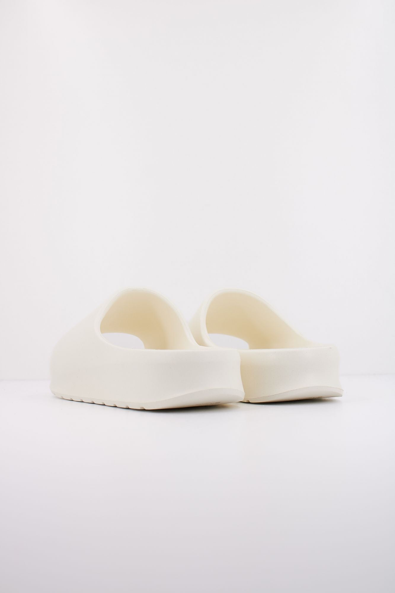 LACOSTE  MEN'S SERVE SLIDE 2.0 en color BLANCO (4)