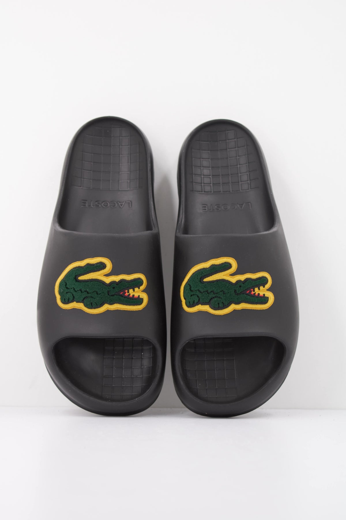 LACOSTE SERVE SLIDE en color NEGRO (1)