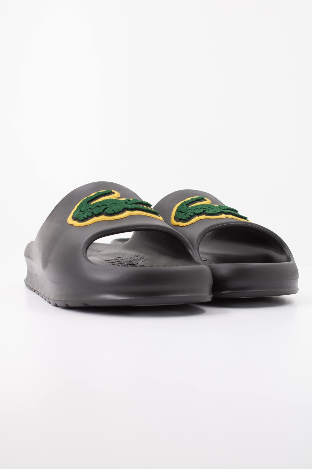 LACOSTE SERVE SLIDE en color NEGRO (3)