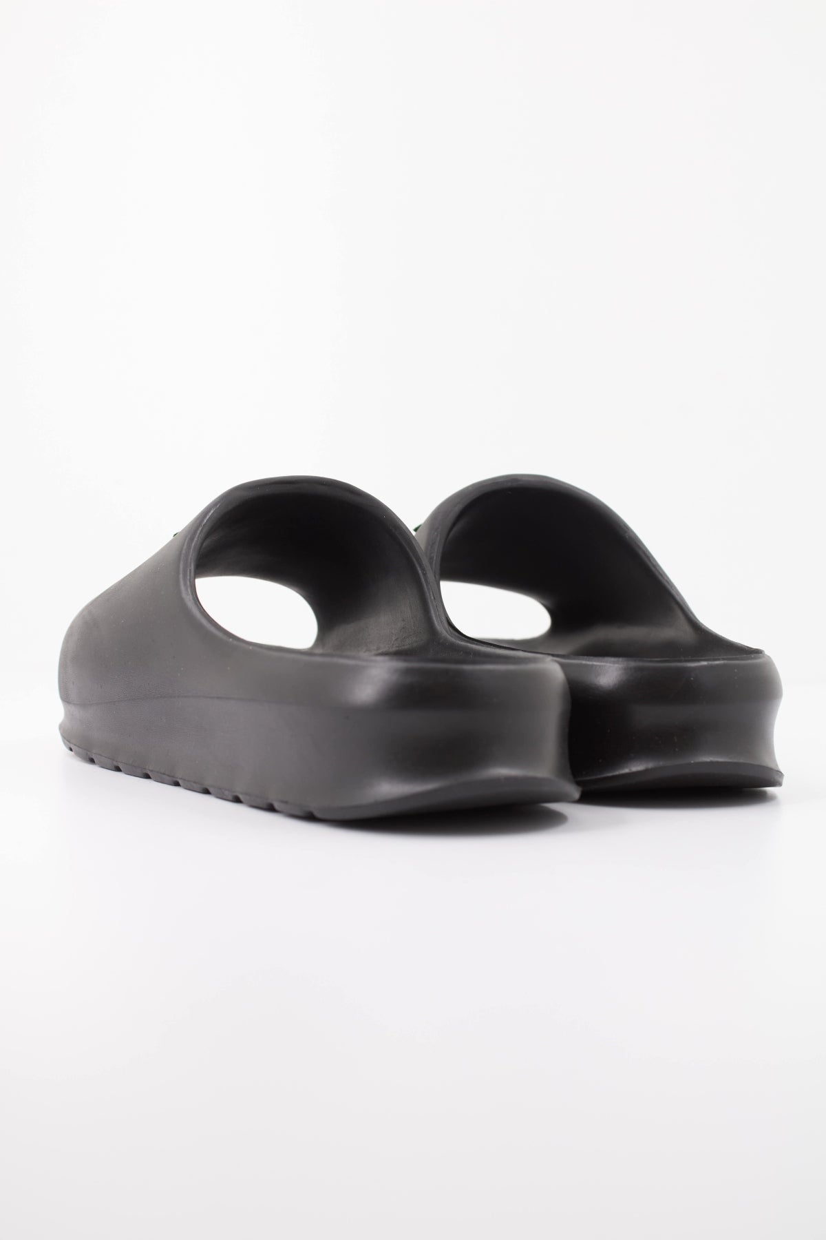 LACOSTE SERVE SLIDE en color NEGRO (4)