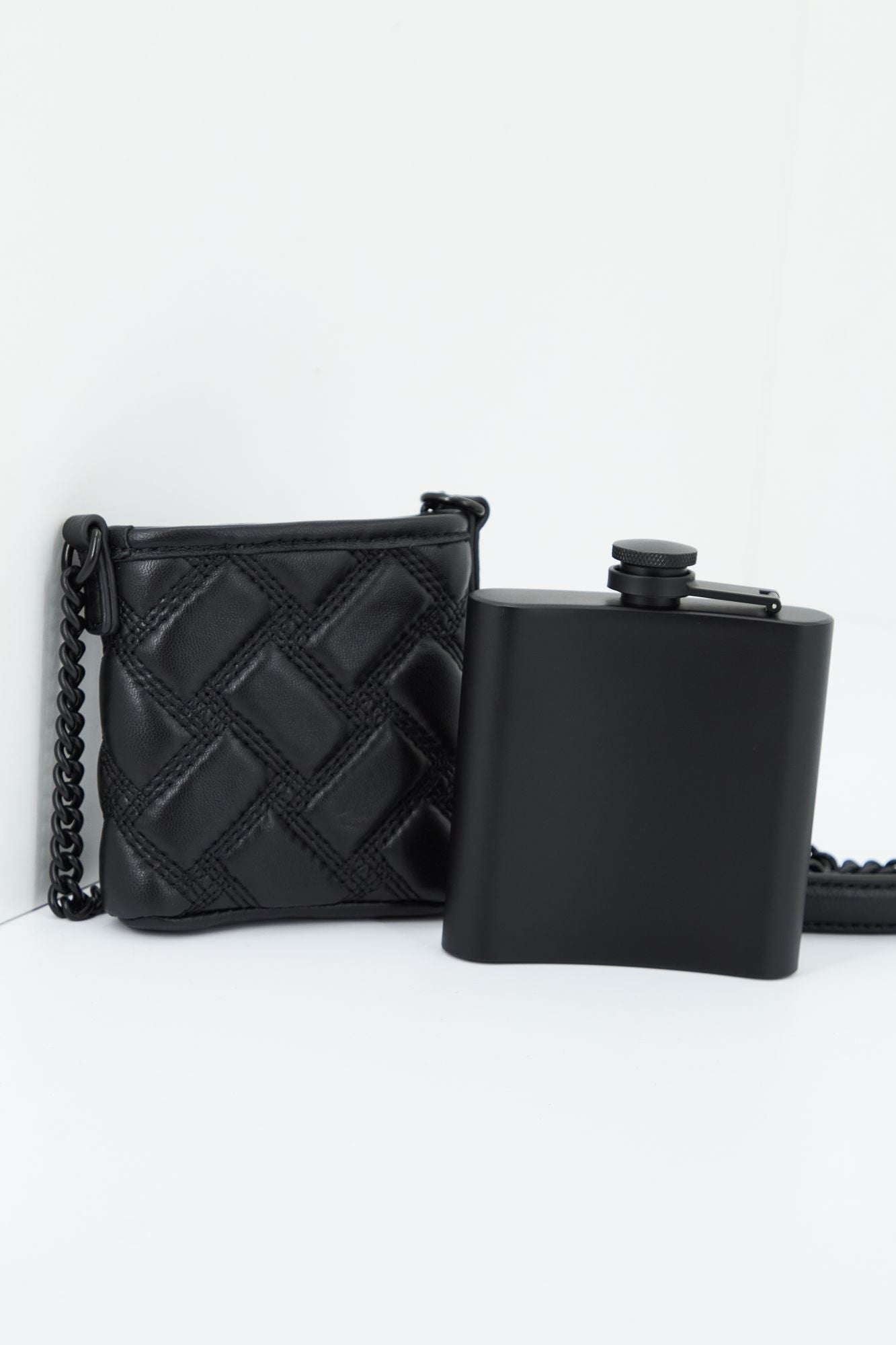 KURT GEIGER LONDON KENSINGTON FLASK en color NEGRO (2)
