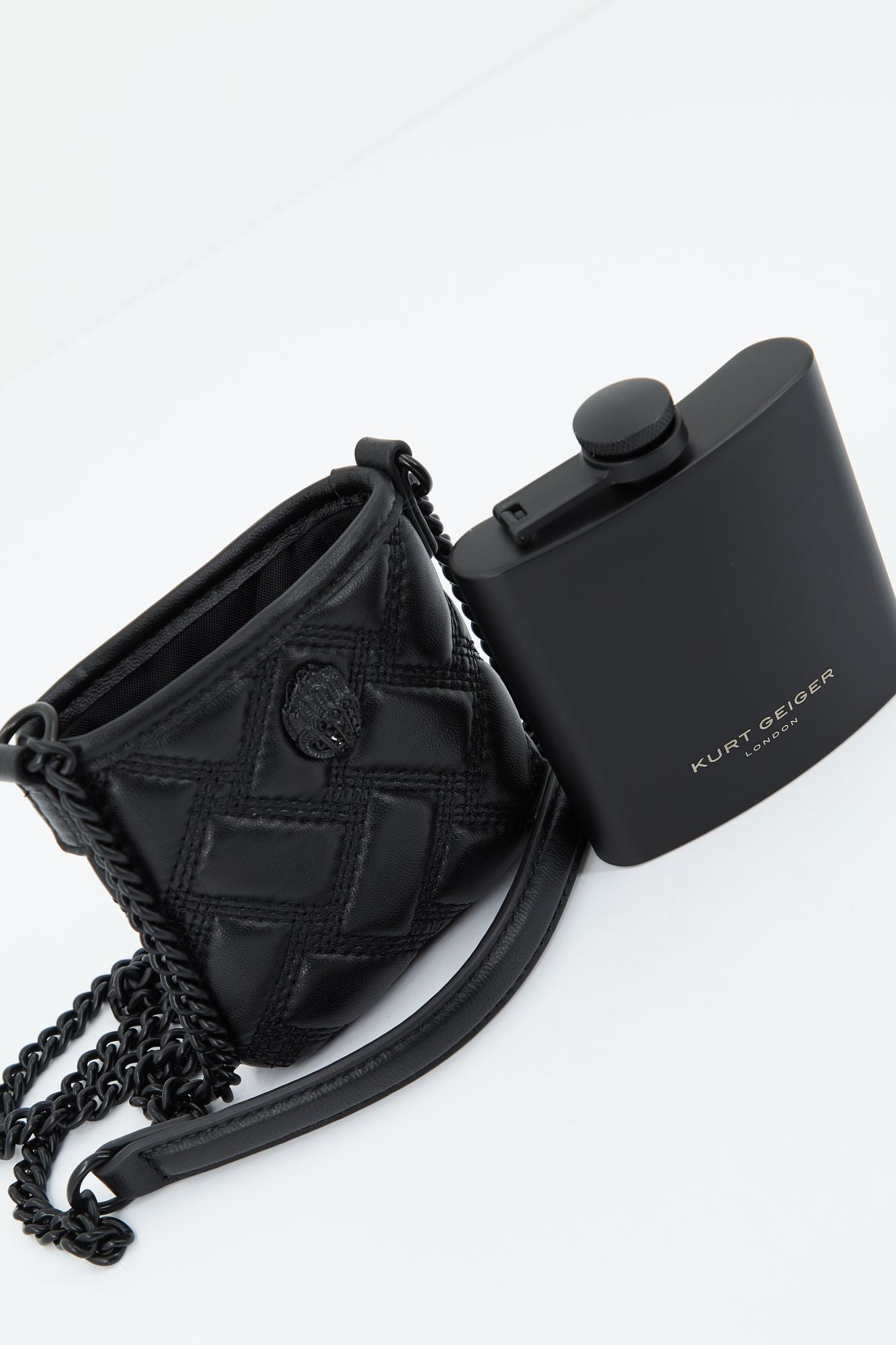 KURT GEIGER LONDON KENSINGTON FLASK en color NEGRO (3)