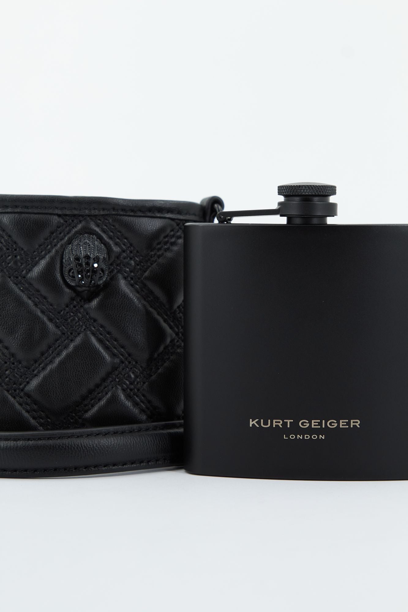 KURT GEIGER LONDON KENSINGTON FLASK en color NEGRO (4)