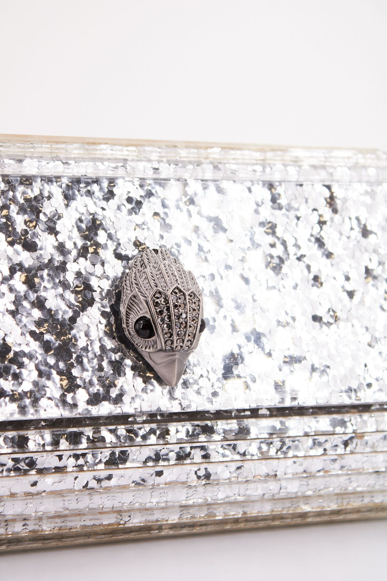 KURT GEIGER LONDON  PARTU EAGLE CLUTH en color PLATA (4)