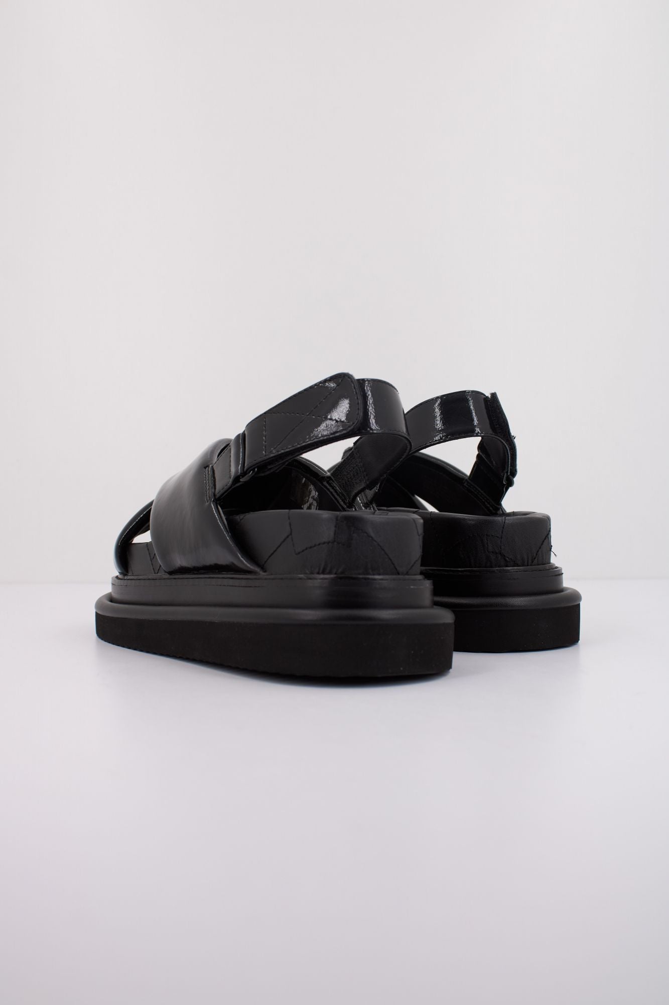 KURT GEIGER LONDON ORSON CROSS en color NEGRO (4)
