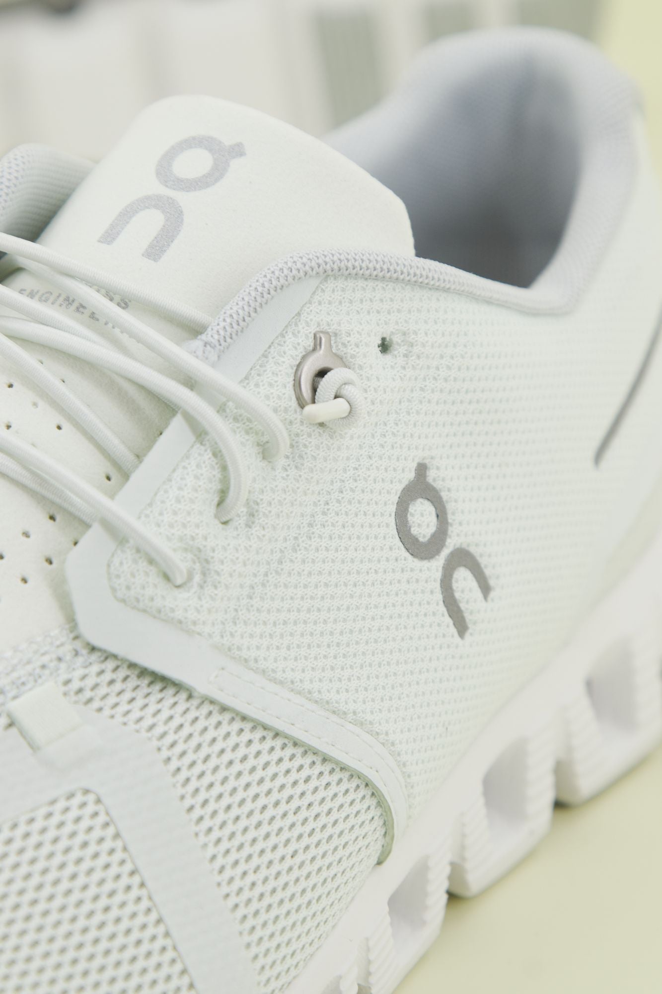 ON RUNNING  CLOUD 5 en color BLANCO (4)