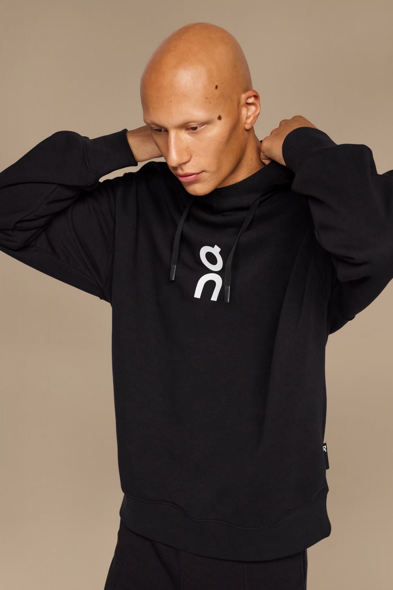 ON RUNNING  CLUB HOODIE en color NEGRO (1)