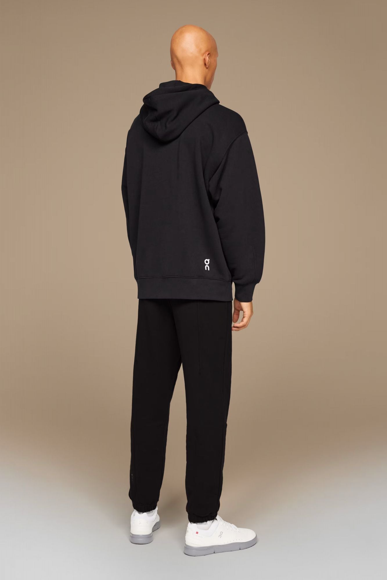 ON RUNNING  CLUB HOODIE en color NEGRO (3)