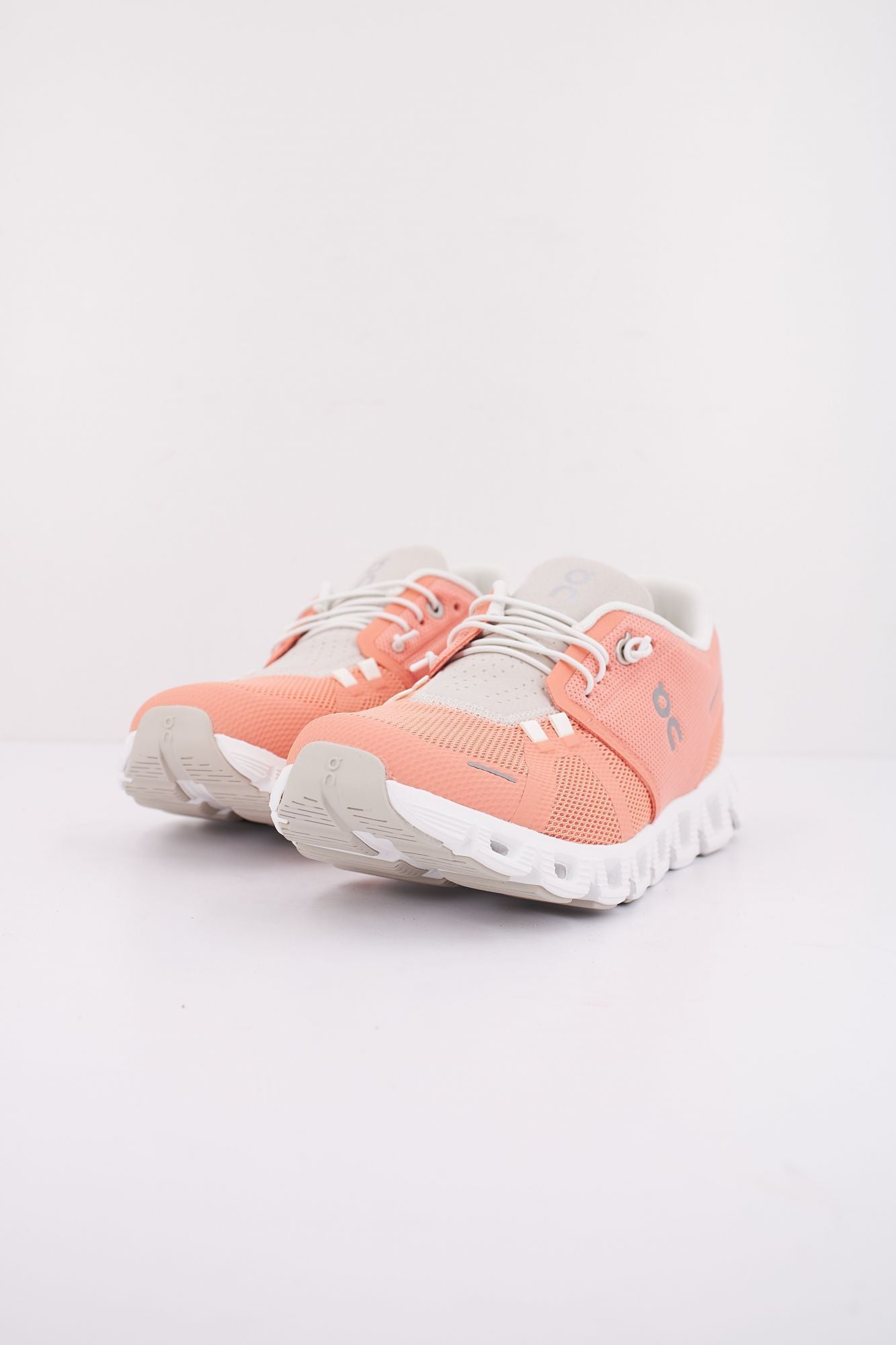 ON RUNNING CLOUD 5 en color ROSA (2)