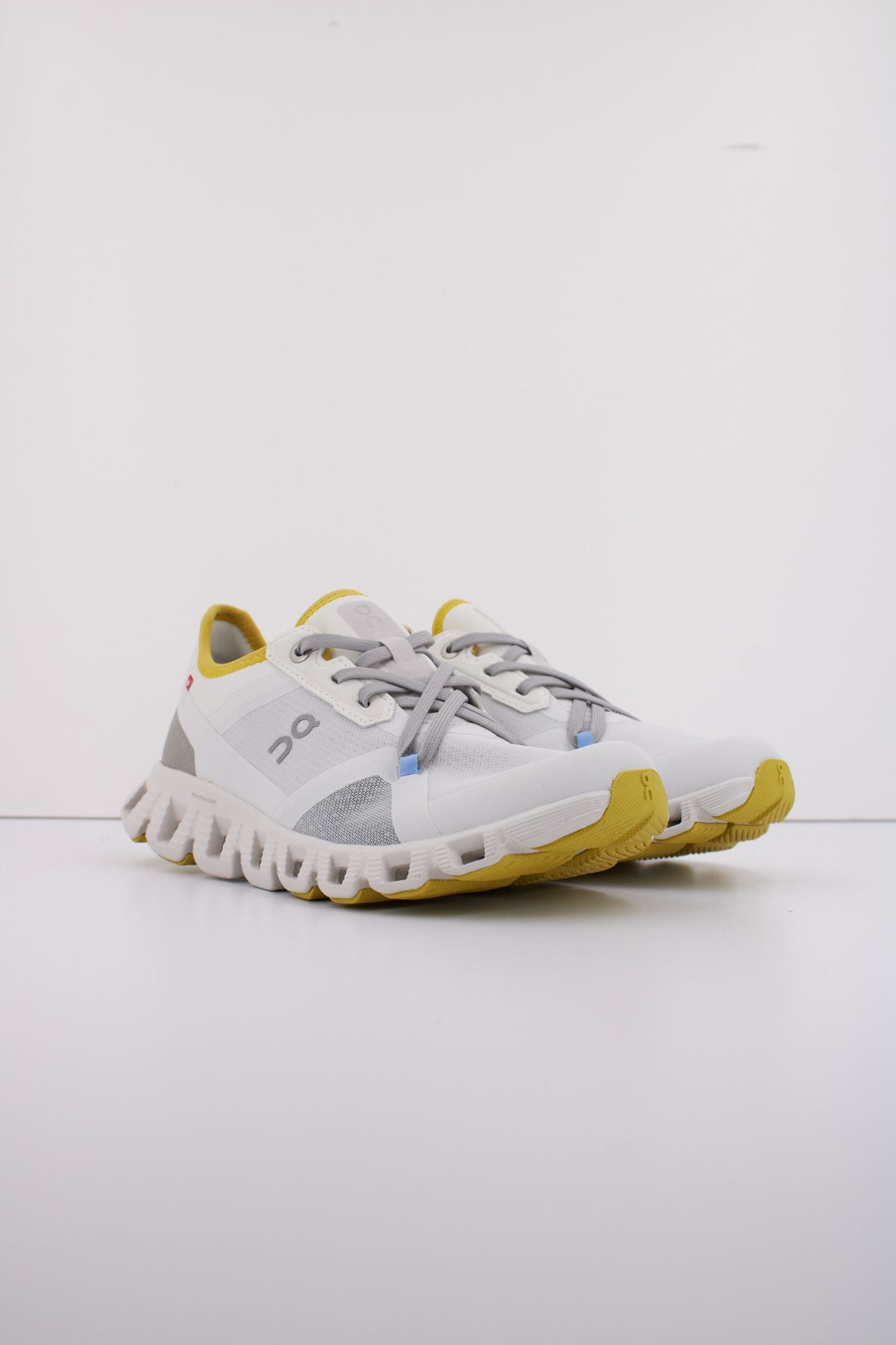 ON RUNNING CLOUD X 3 AD W en color GRIS (2)