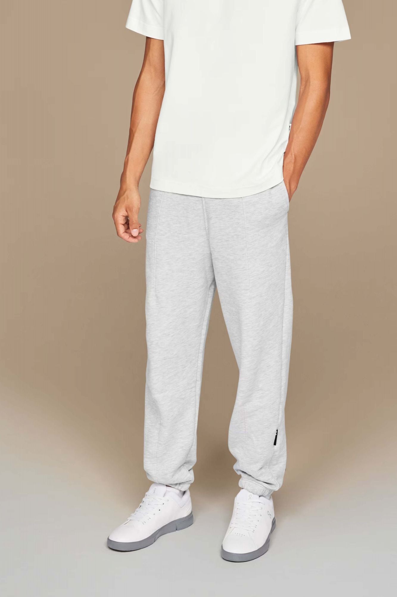 ON RUNNING  CLUB PANTS  en color GRIS (1)