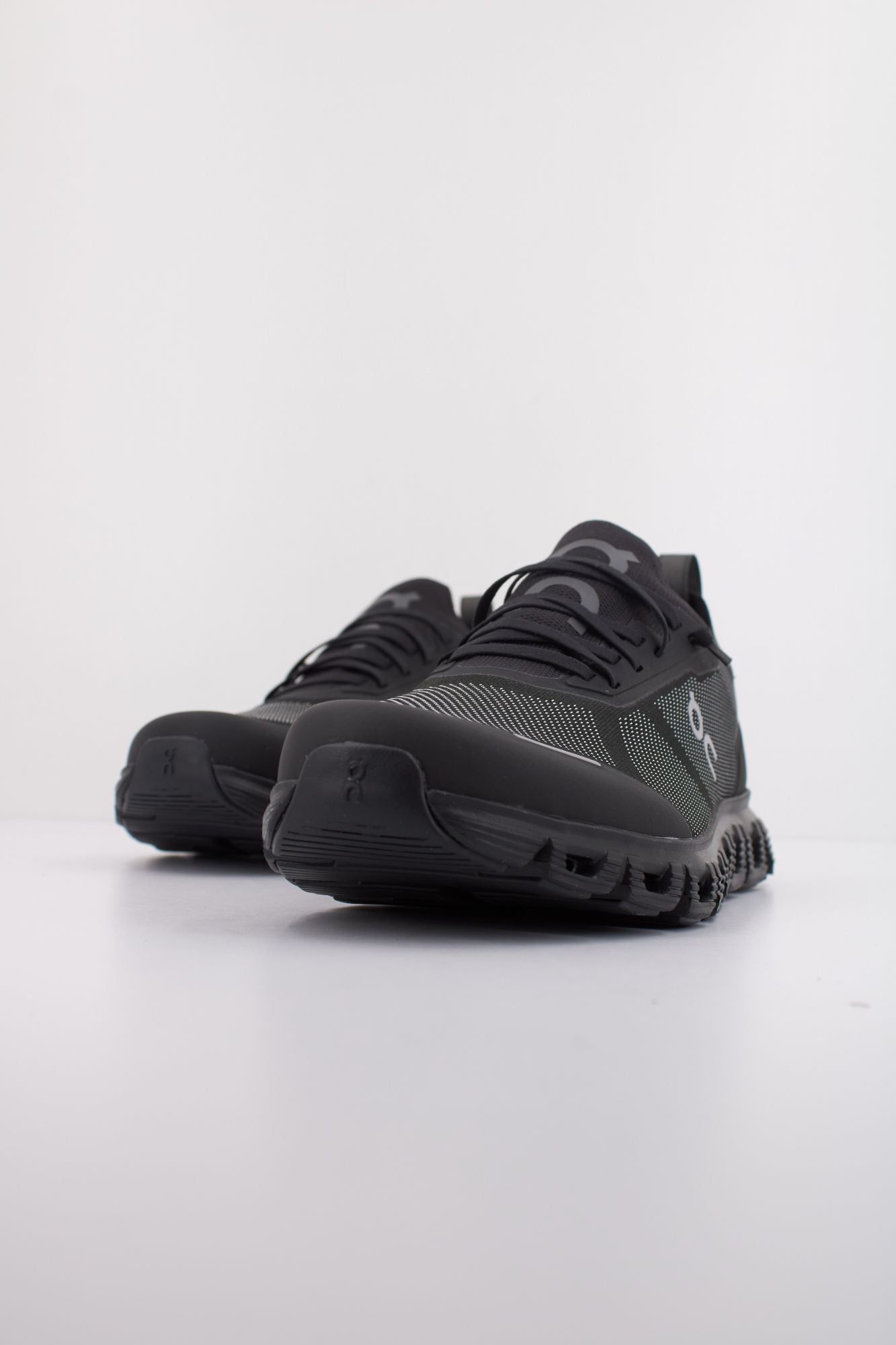 ON RUNNING CLOUD 6 VERSA en color NEGRO (2)