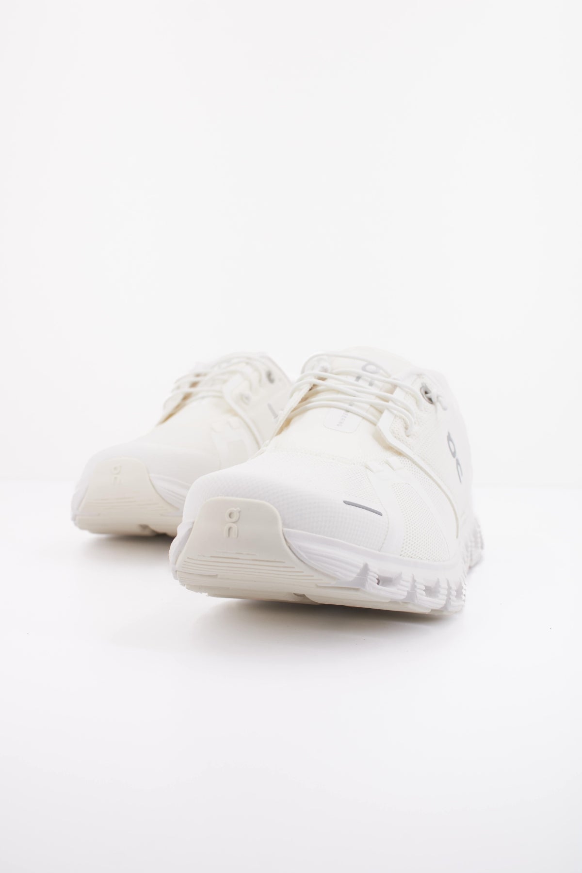 ON RUNNING CLOUD 6 M en color BLANCO (2)