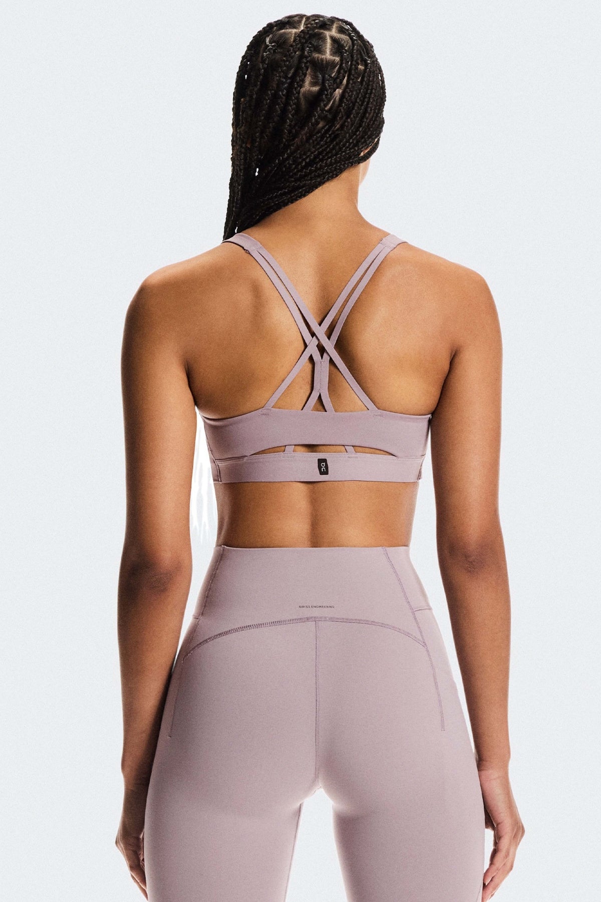 ON RUNNING STUDIO BRA W en color VIOLETA (2)