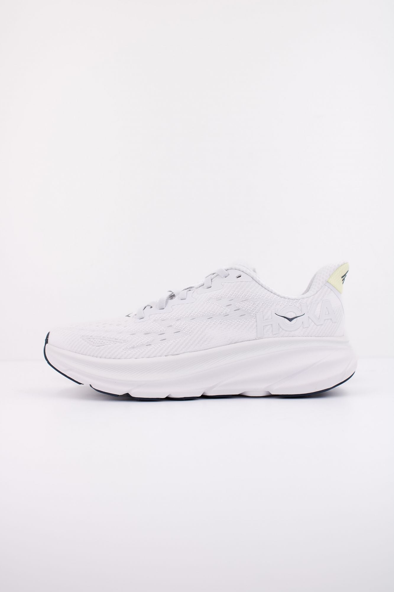 HOKA CLIFTON 9 en color BLANCO (1)