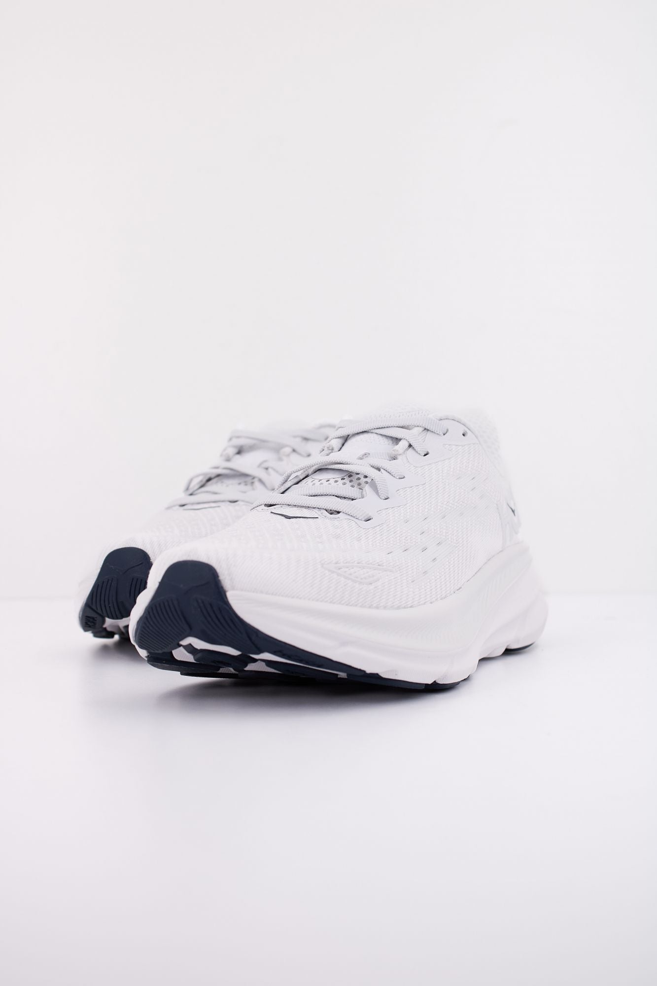 HOKA CLIFTON 9 en color BLANCO (2)
