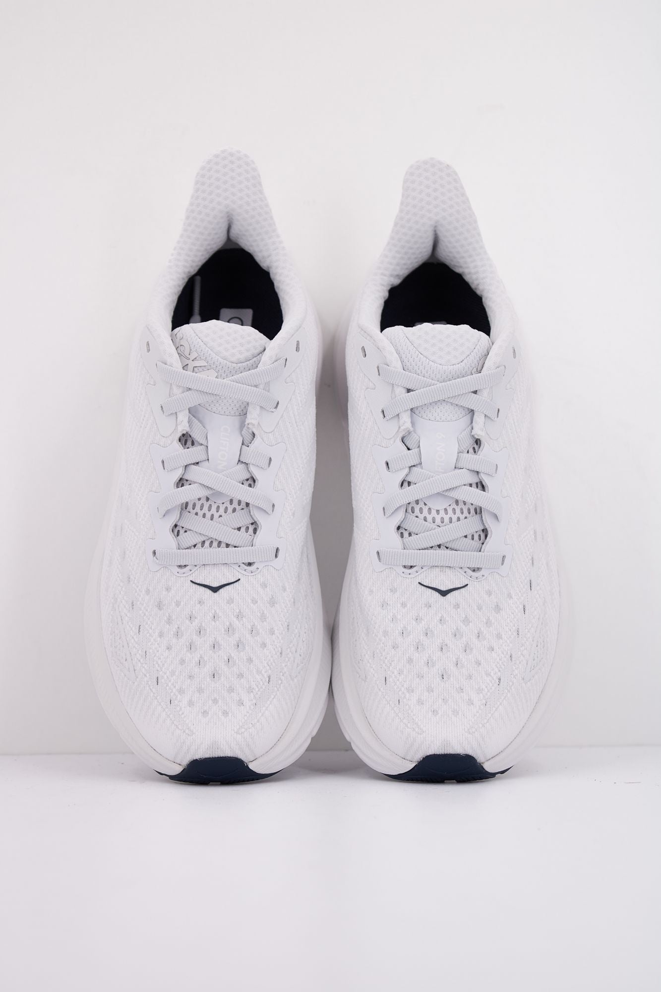 HOKA CLIFTON 9 en color BLANCO (3)