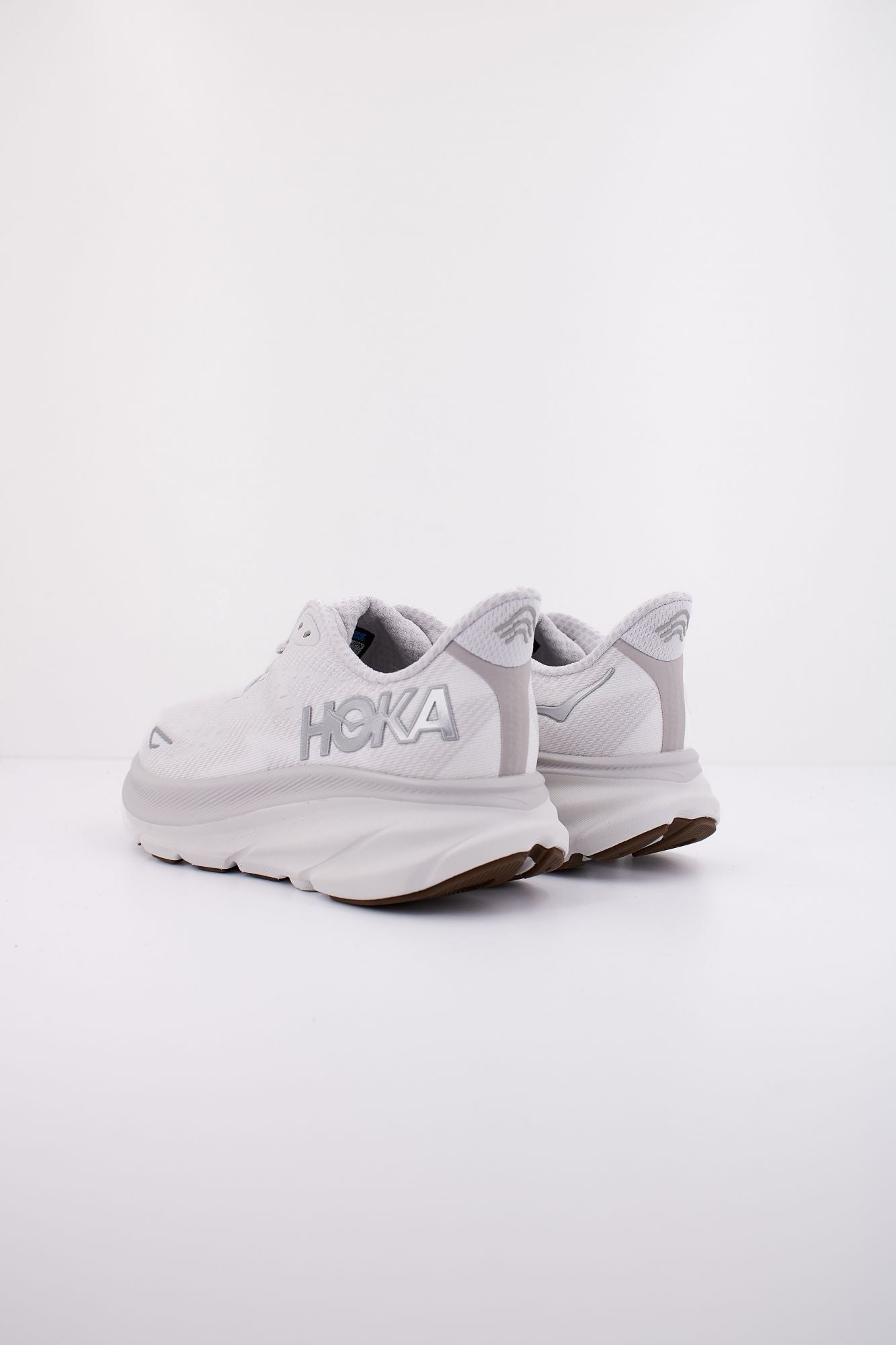 HOKA CLIFTON 9 en color GRIS (4)