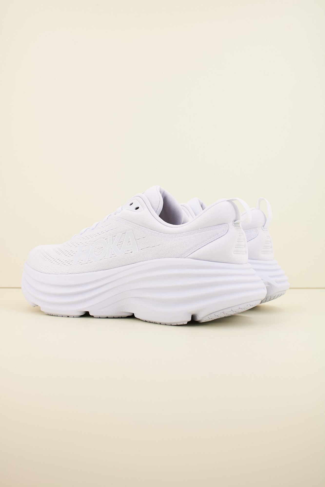 HOKA BONDI 8 en color BLANCO (3)