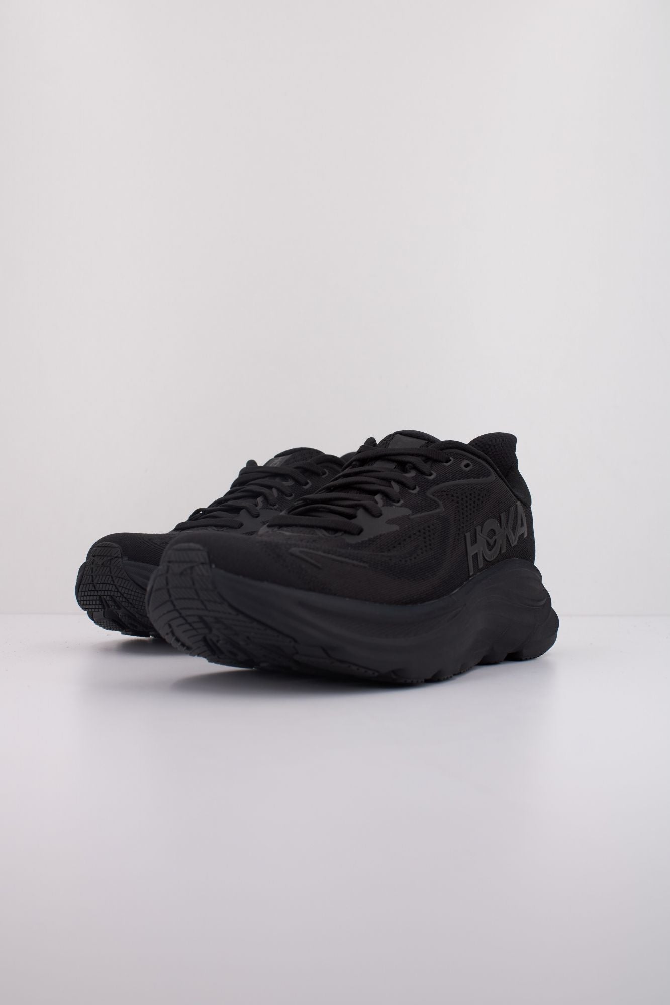 HOKA CLIFTON 10 en color NEGRO (2)