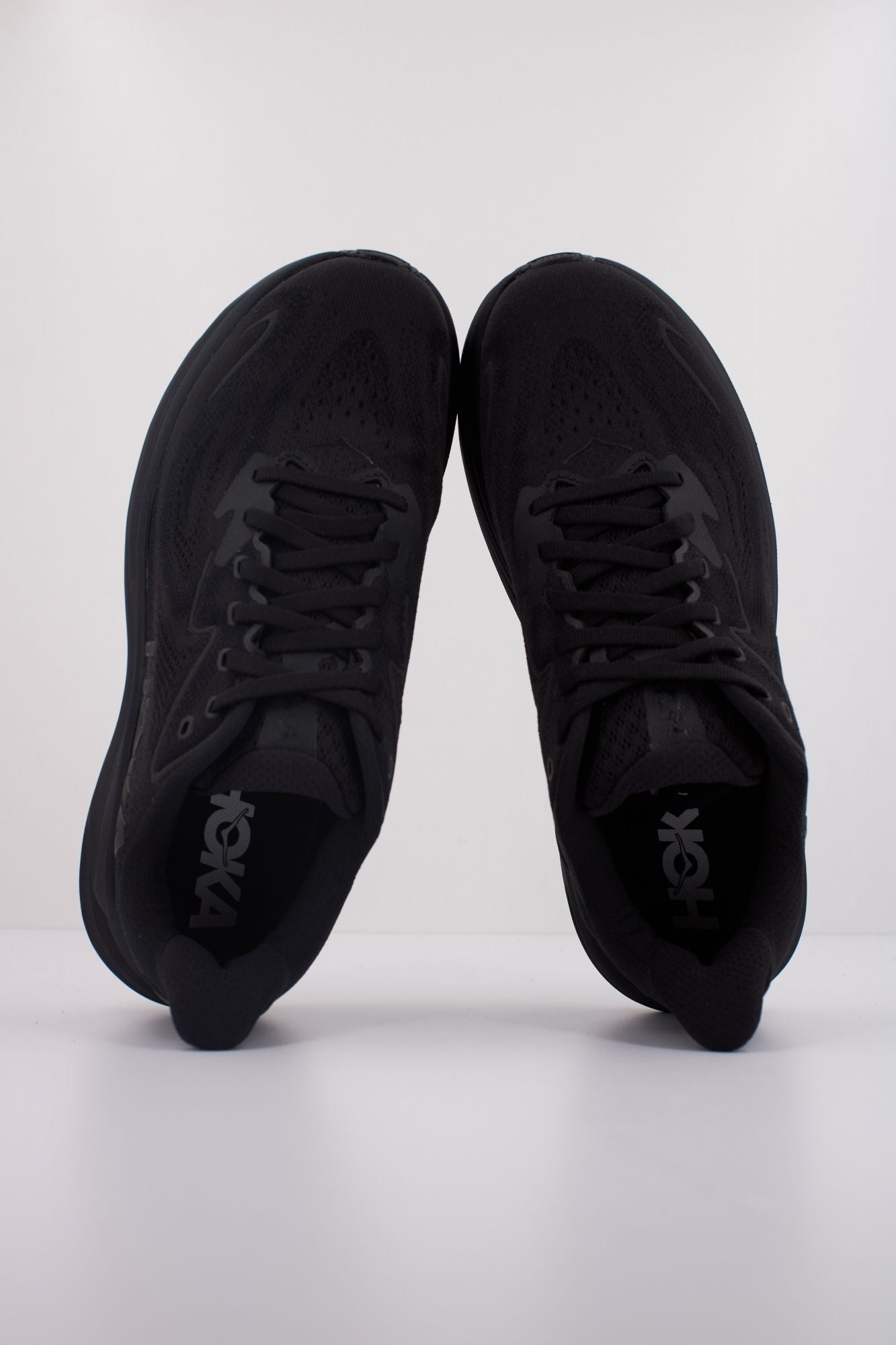 HOKA CLIFTON 10 en color NEGRO (3)