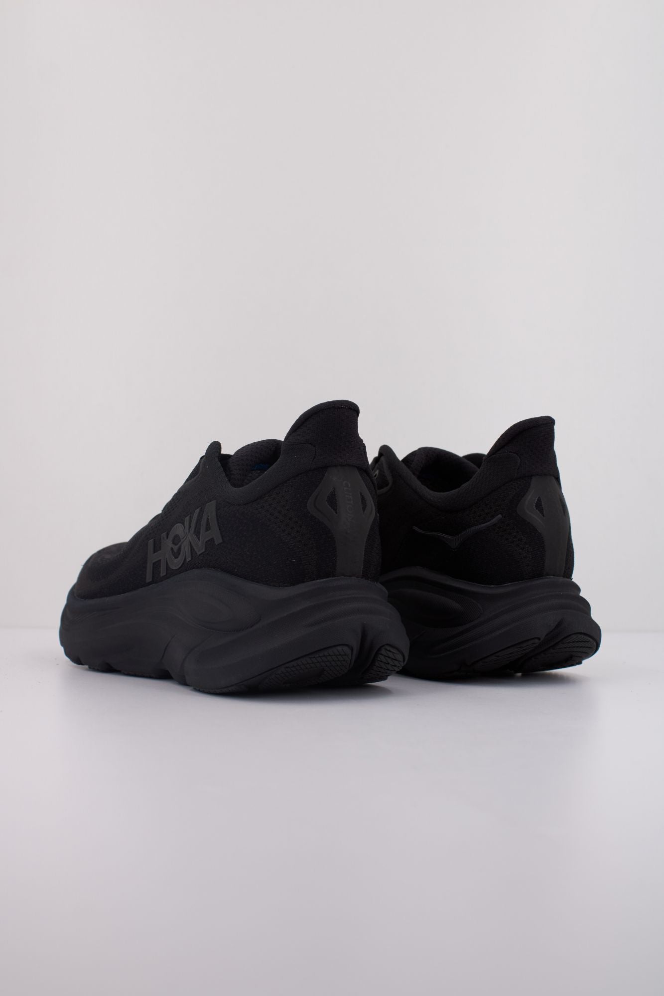 HOKA CLIFTON 10 en color NEGRO (4)